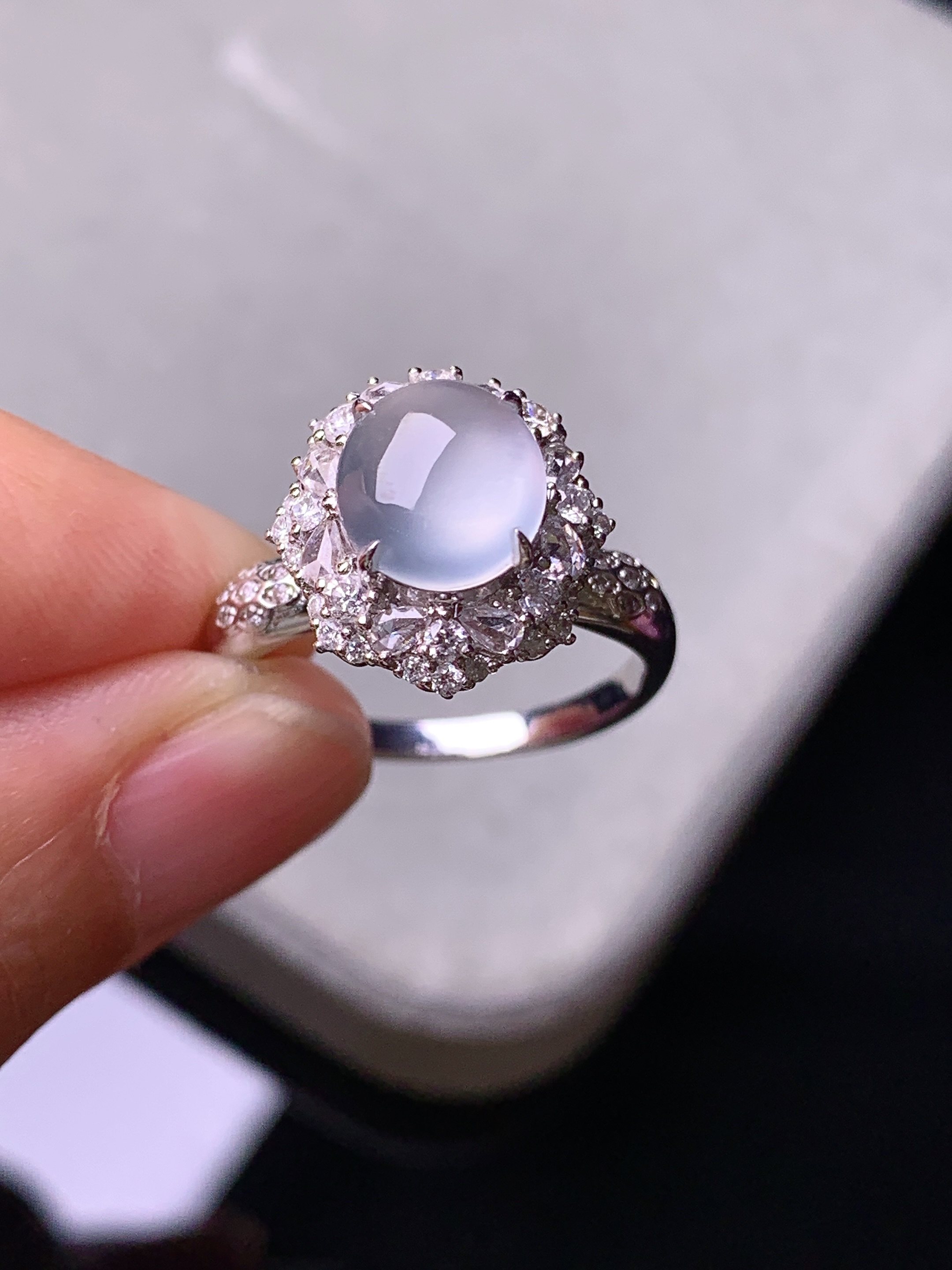 18k金钻镶嵌冰种蛋面戒指 玉质细腻 色泽艳丽 圈口13.5 整体尺寸13.3*13*10.7t1   裸石8.2*7.5*3.2