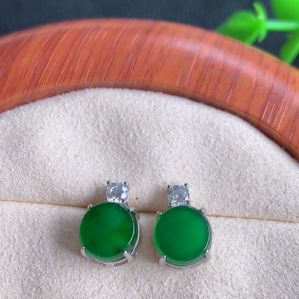 冰透满绿翡翠耳坠，自然光实拍，翠色灵动，颜色漂亮，种老水足，品相佳，佩戴佳品！W481.9  取一尺寸：11.5-8-5mm  裸石尺寸：8mm
