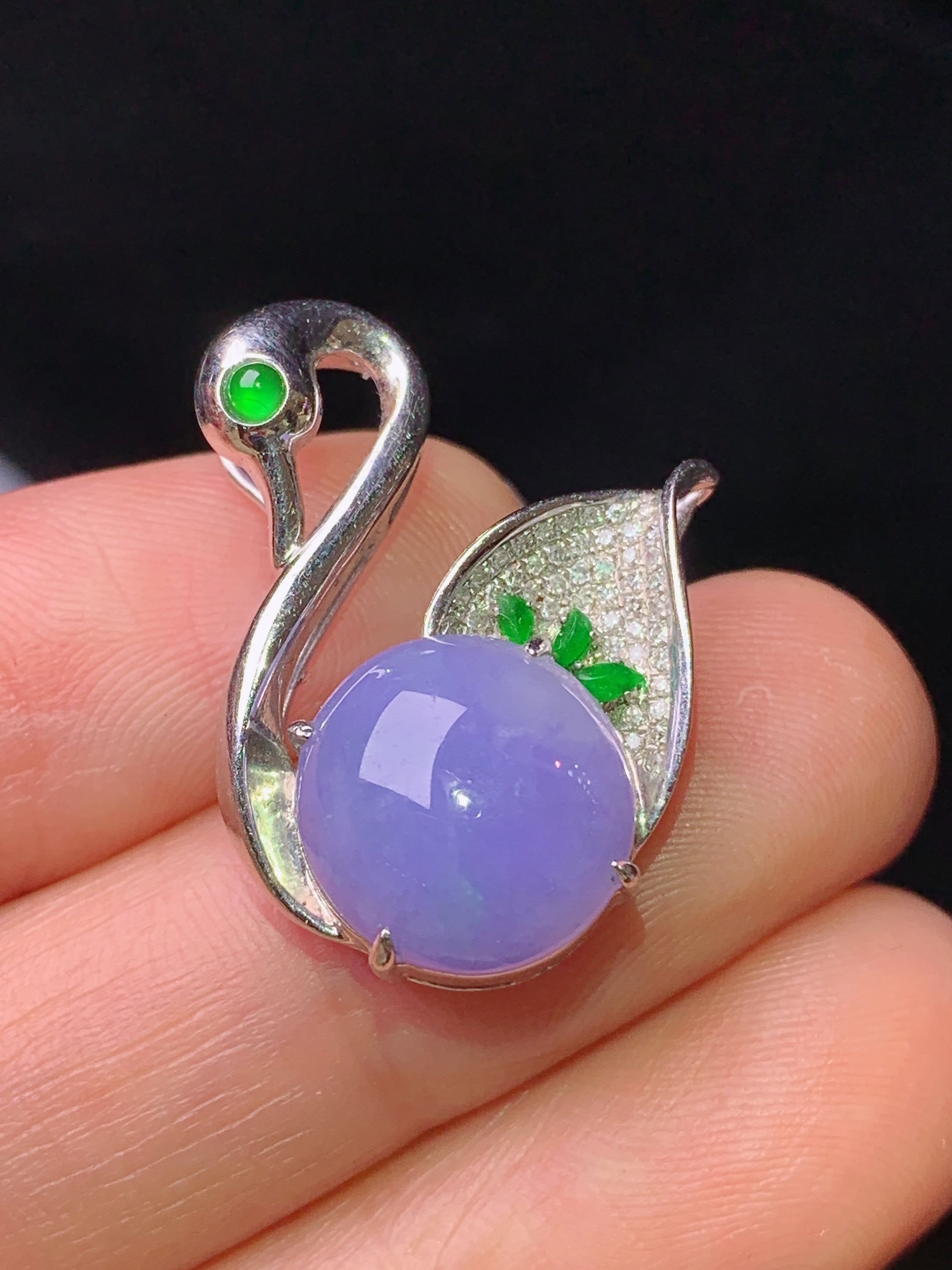 18k金钻镶嵌紫罗兰蛋面吊坠 玉质细腻 色泽艳丽 整体尺寸24.3*21.5*8x2