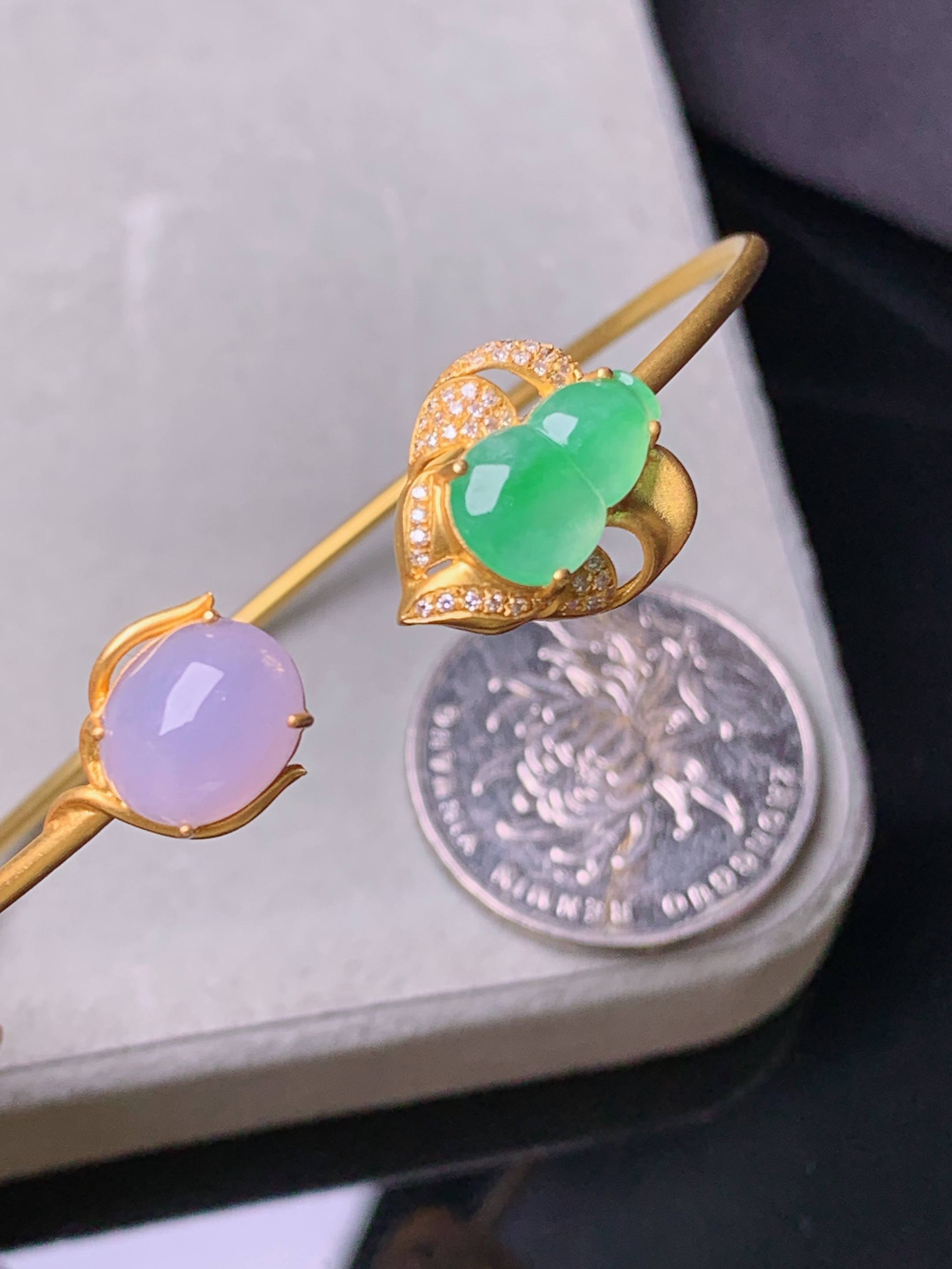 18k金钻镶嵌翠绿葫芦组合紫罗兰蛋面手镯 玉质细腻 色泽艳丽 圈口59 整体尺寸11.3*7*3x2