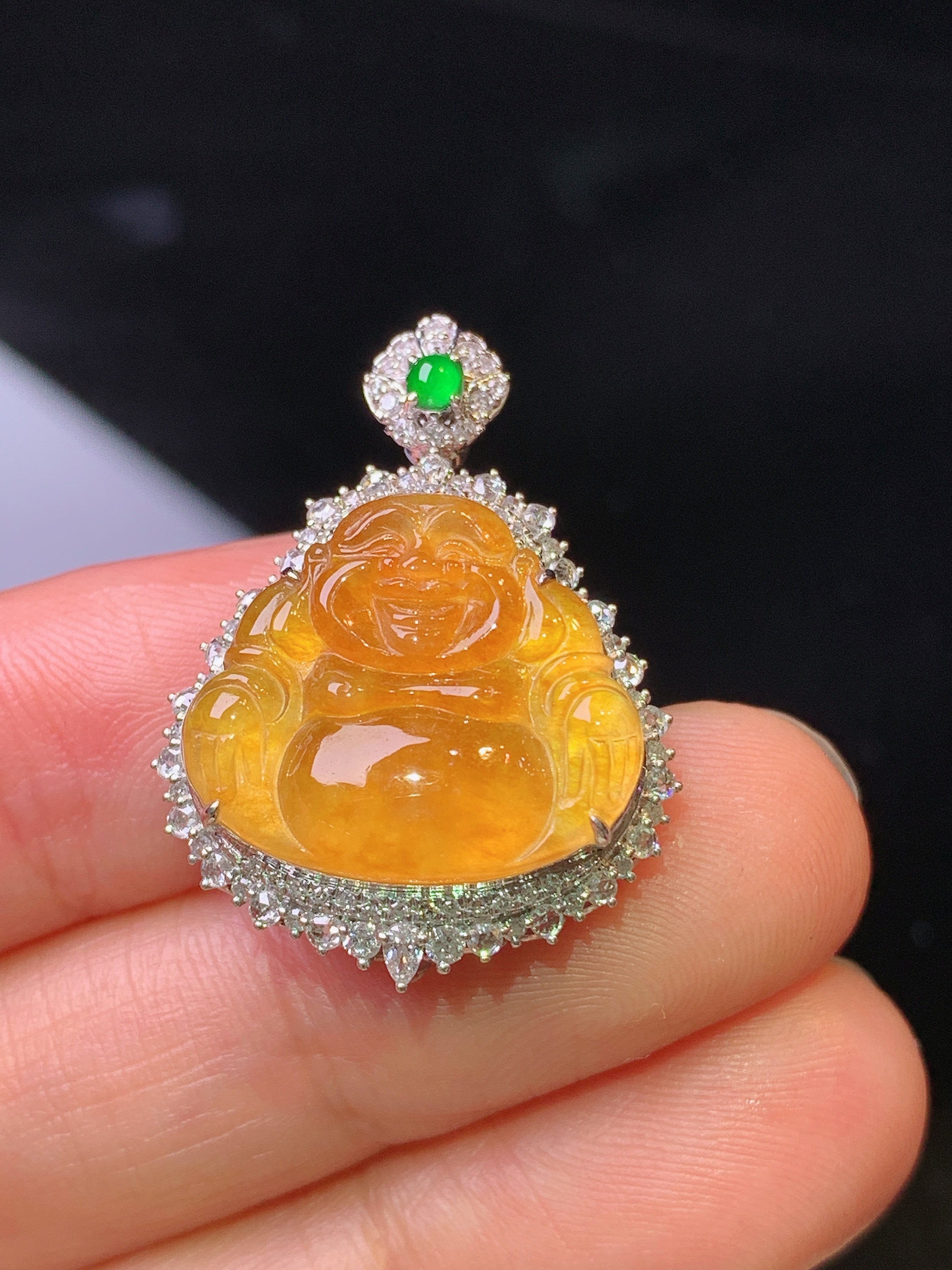 18k金钻镶嵌黄翡佛公吊坠 玉质细腻 色泽艳丽 整体尺寸27.8*20.8*9.2t1