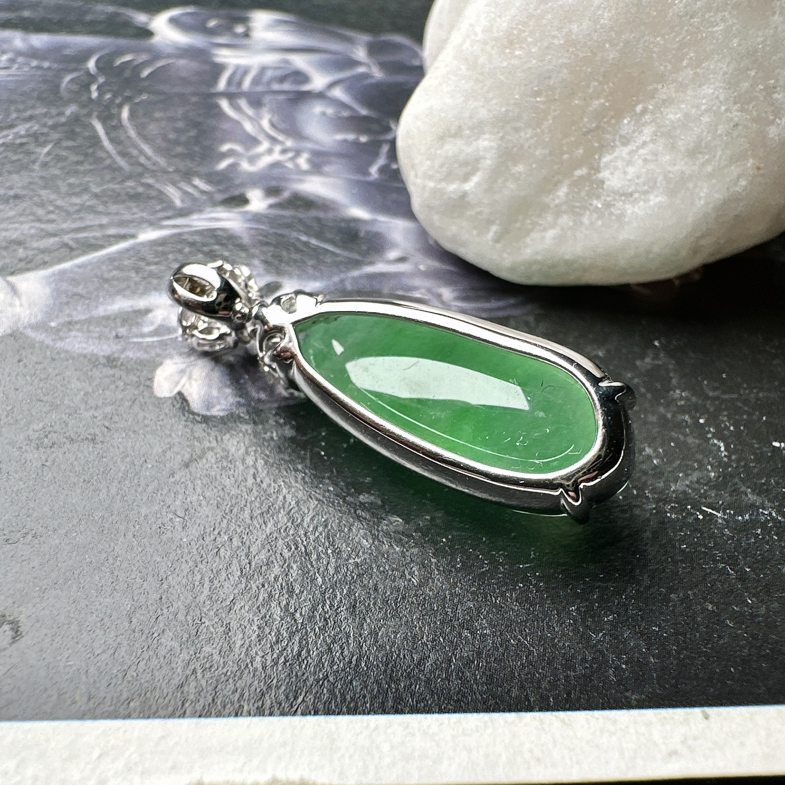 【冰种绿福豆吊坠】种地上乘，冰感十足，通透起光，饱满圆润，收藏品质，18k金钻镶嵌，裸石尺寸19.6*8.5*6毫米