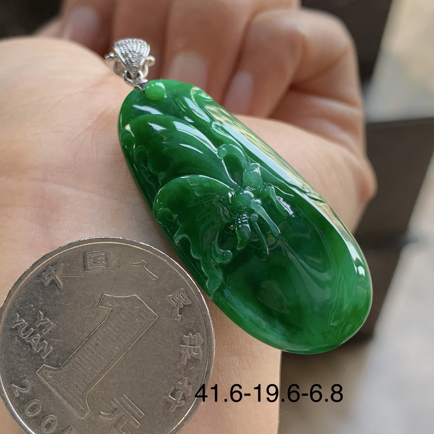 金扣辣绿色吊坠^_^颜色鲜艳 玉质温润