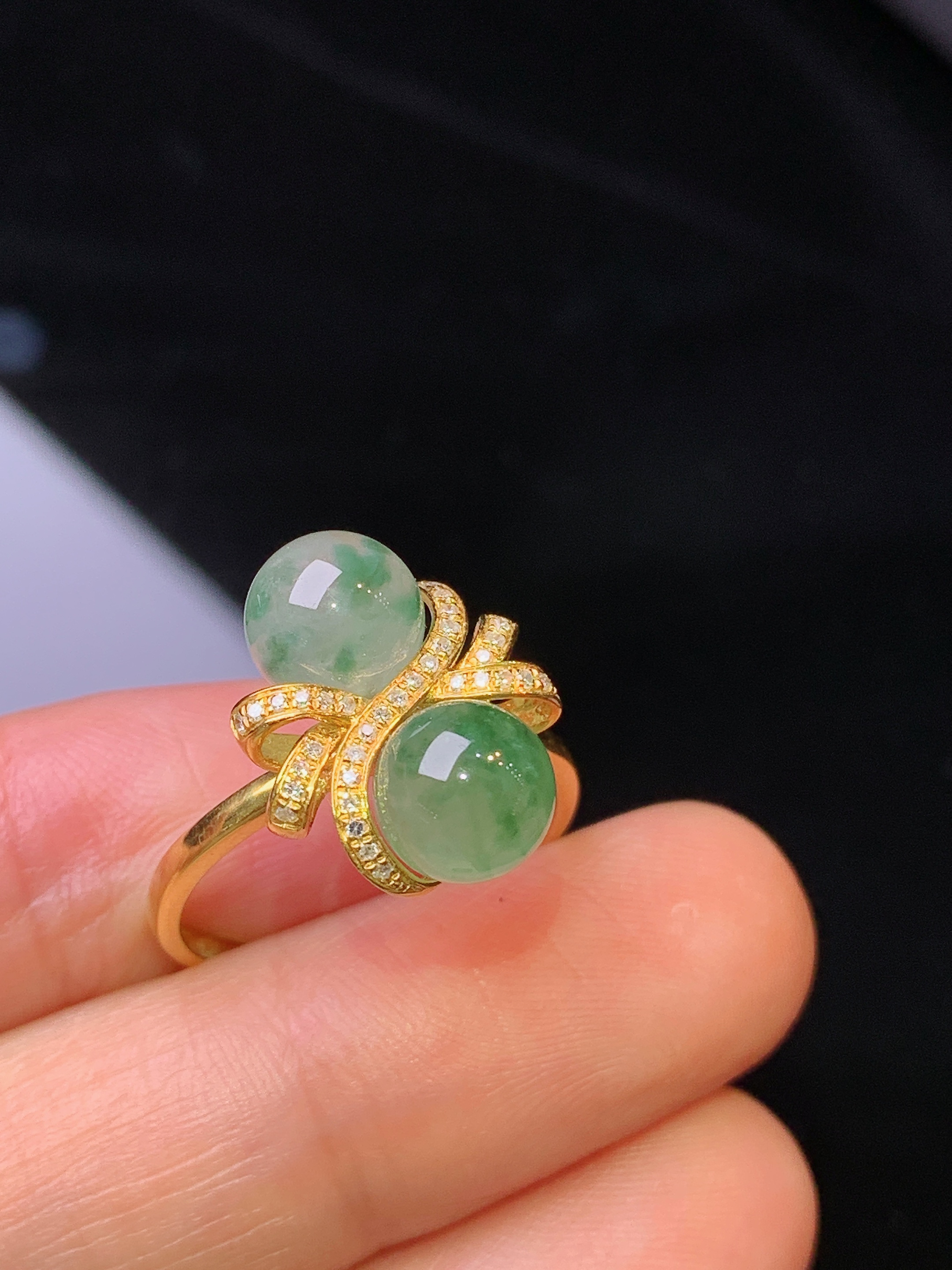 18k金钻镶嵌飘绿圆珠戒指 玉质细腻 色泽艳丽 圈口14 整体尺寸7t1