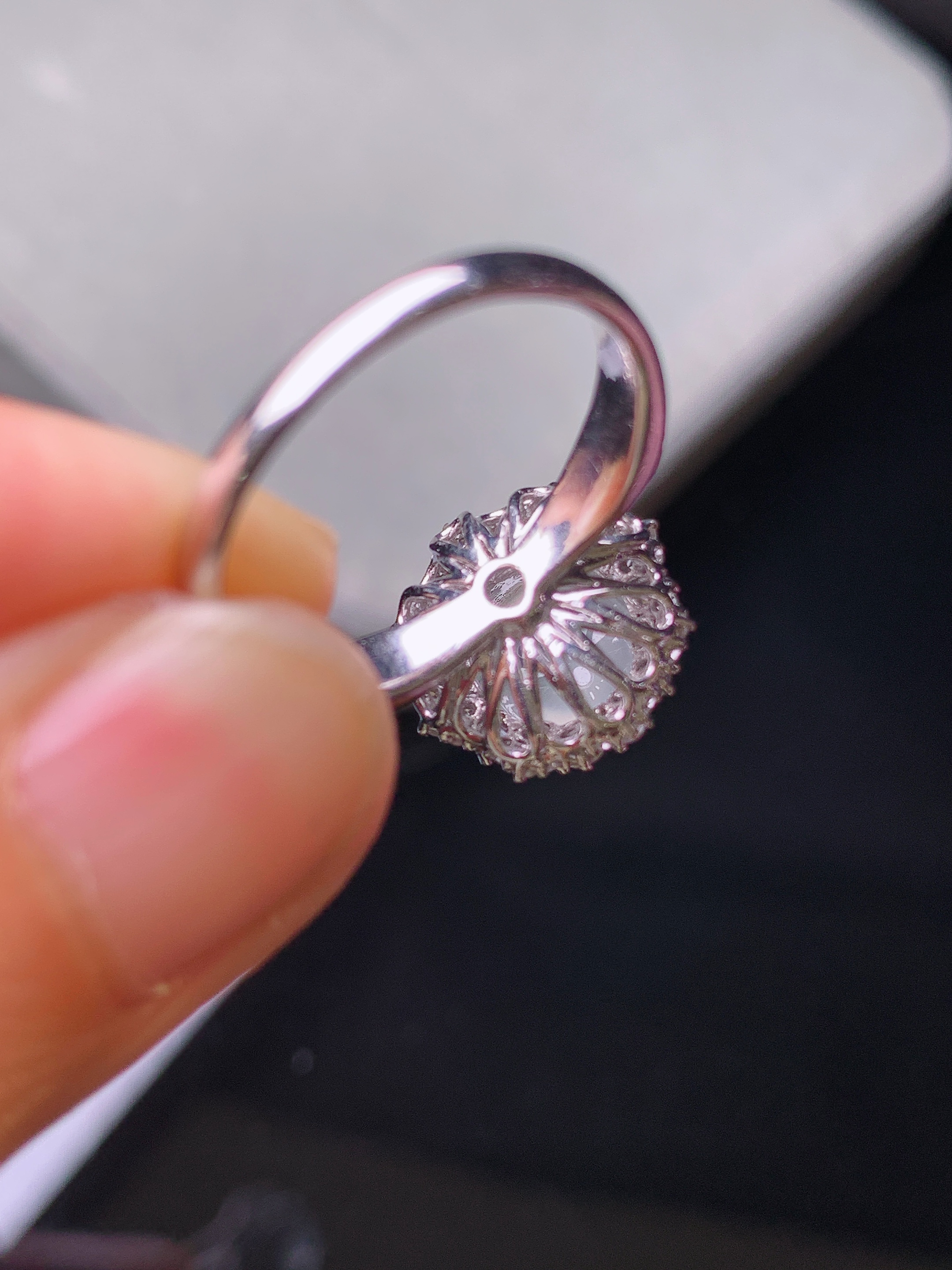 18k金钻镶嵌冰种蛋面戒指 玉质细腻 色泽艳丽 圈口13.5 整体尺寸13.3*13*10.7t1   裸石8.2*7.5*3.2