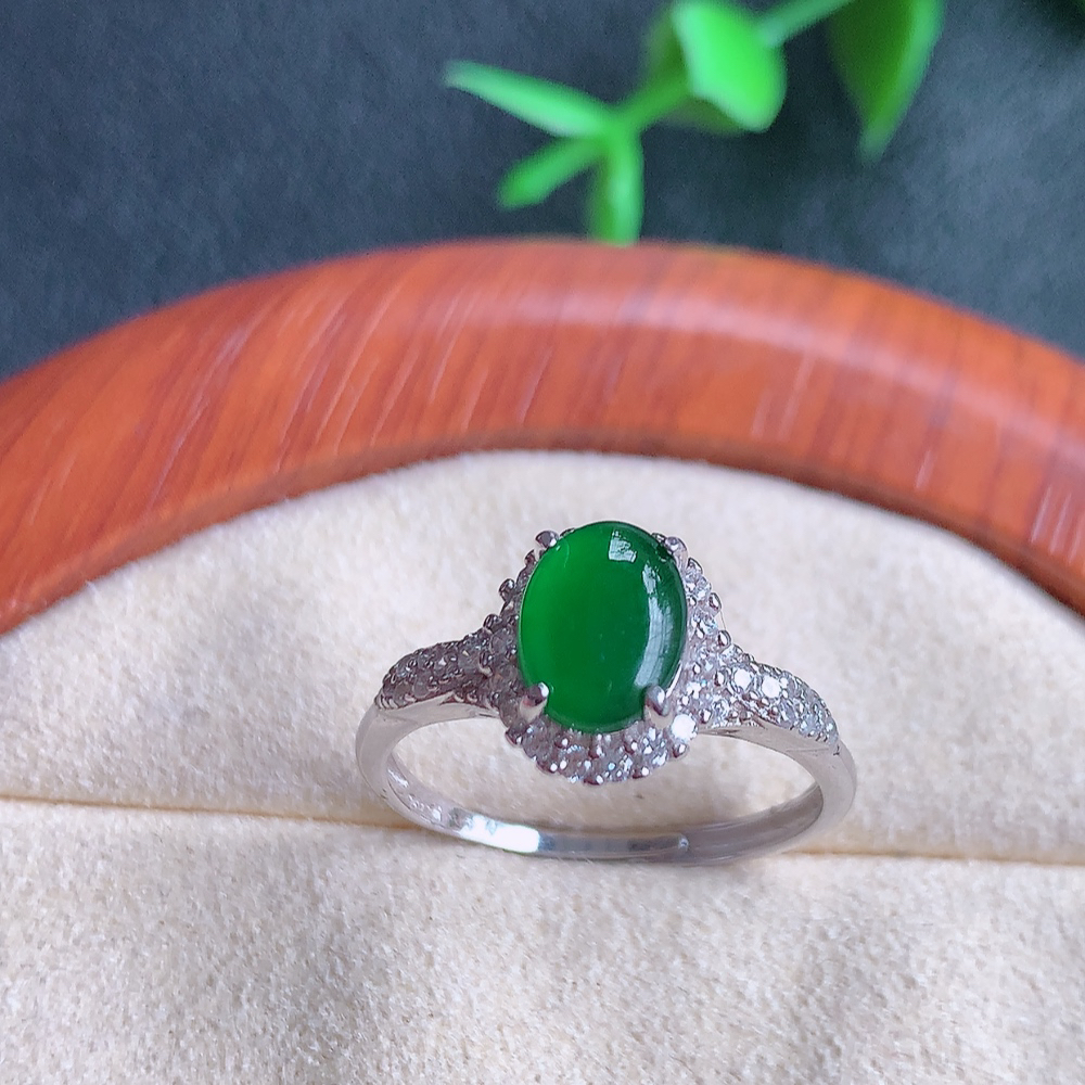 冰润满绿精美环形翡翠戒指  玉质细腻  冰清玉润  飘花灵动  颜色漂亮  W815.9   内径尺寸：18mm  裸石尺寸：8-6mm