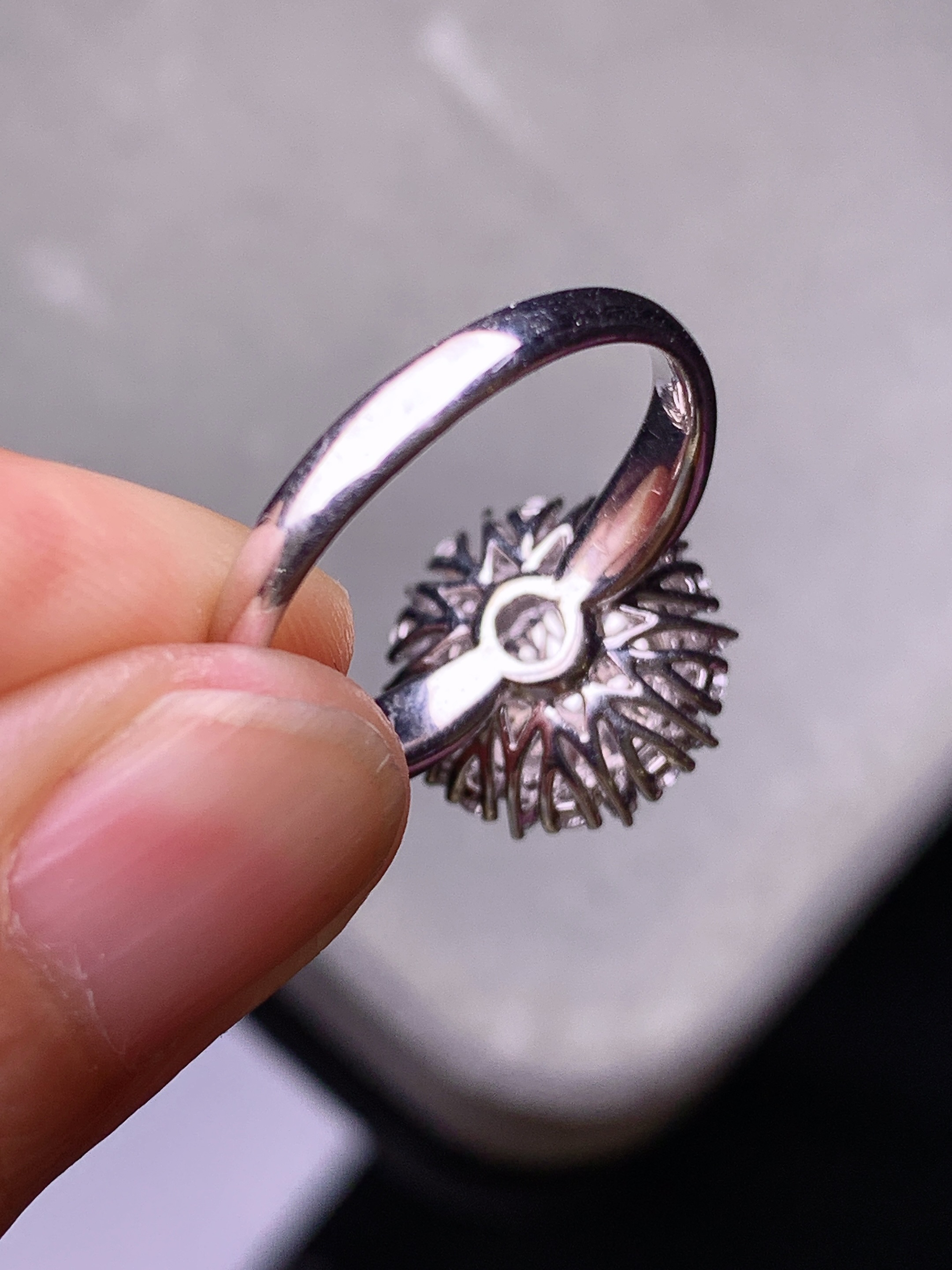 18k金钻镶嵌冰种蛋面戒指 玉质细腻 色泽艳丽 圈口14 整体尺寸13*9.5t1   裸石8.8*8.3*3.2