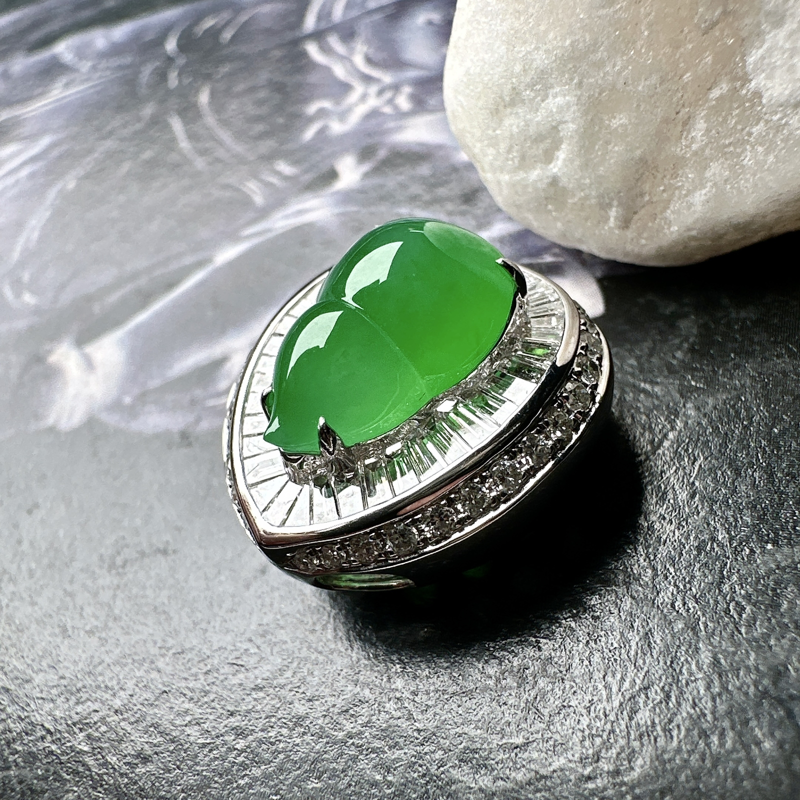 【冰种满绿葫芦吊坠、手链两用款】质地细腻，冰润起光，胶感强烈，冰感明显，18K金钻精美镶嵌，裸石尺寸11.3*7.8*5.3毫米