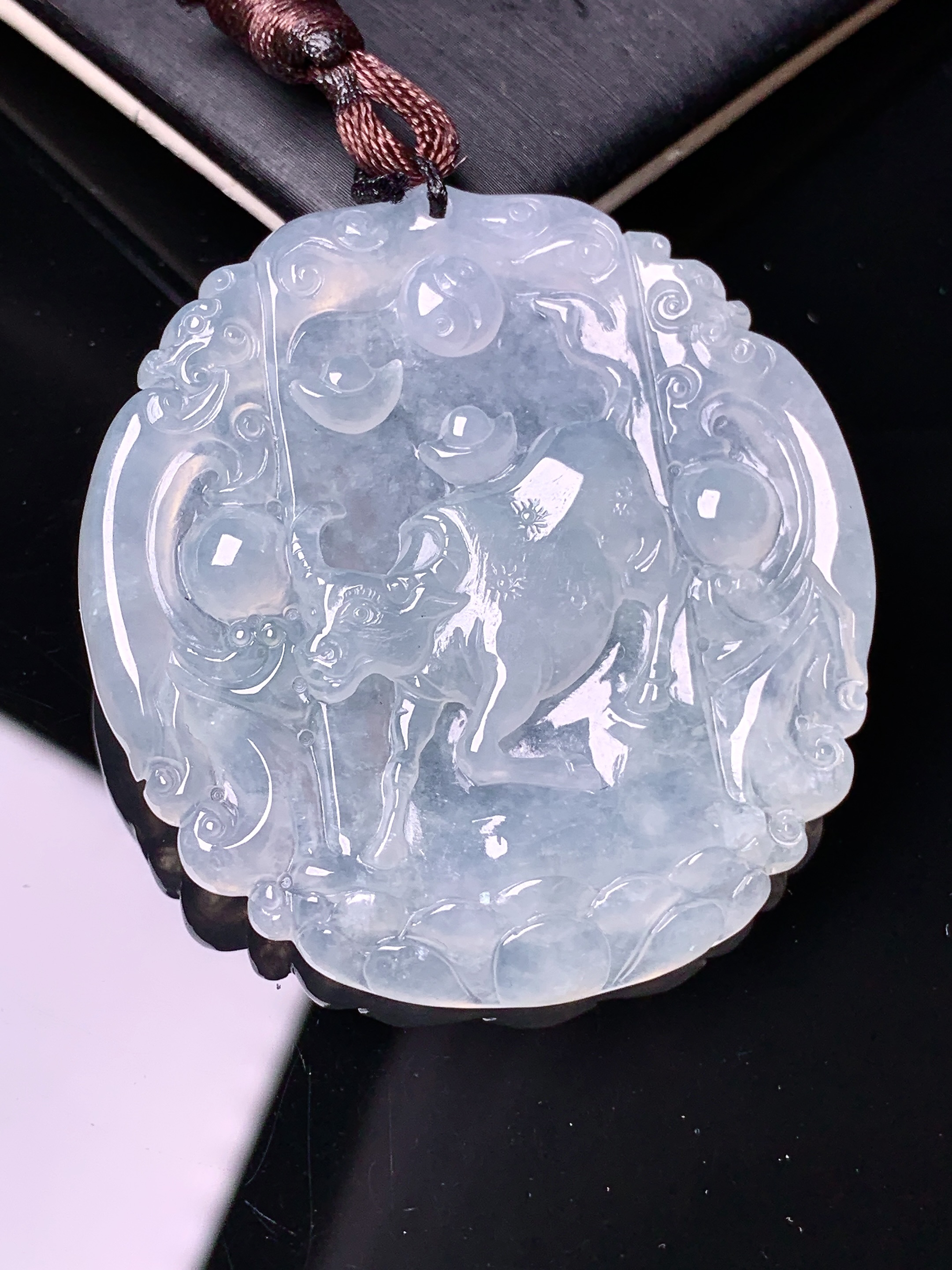 冰种生肖牛吊坠 玉质细腻 色泽艳丽清新 水润亮眼 整体尺寸47*44.2*4.8