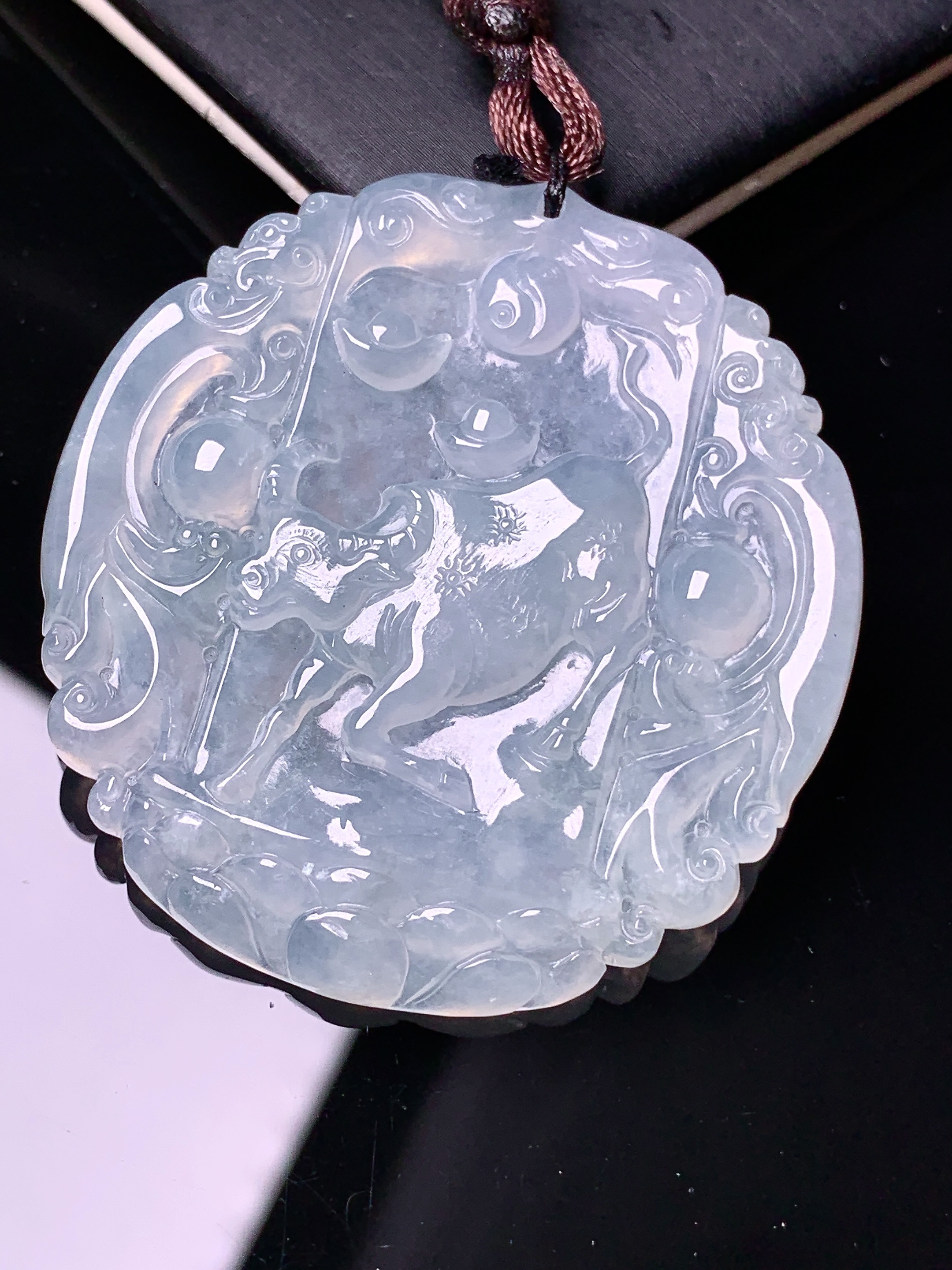 冰种生肖牛吊坠 玉质细腻 色泽艳丽清新 水润亮眼 整体尺寸47*44.2*4.8 b2