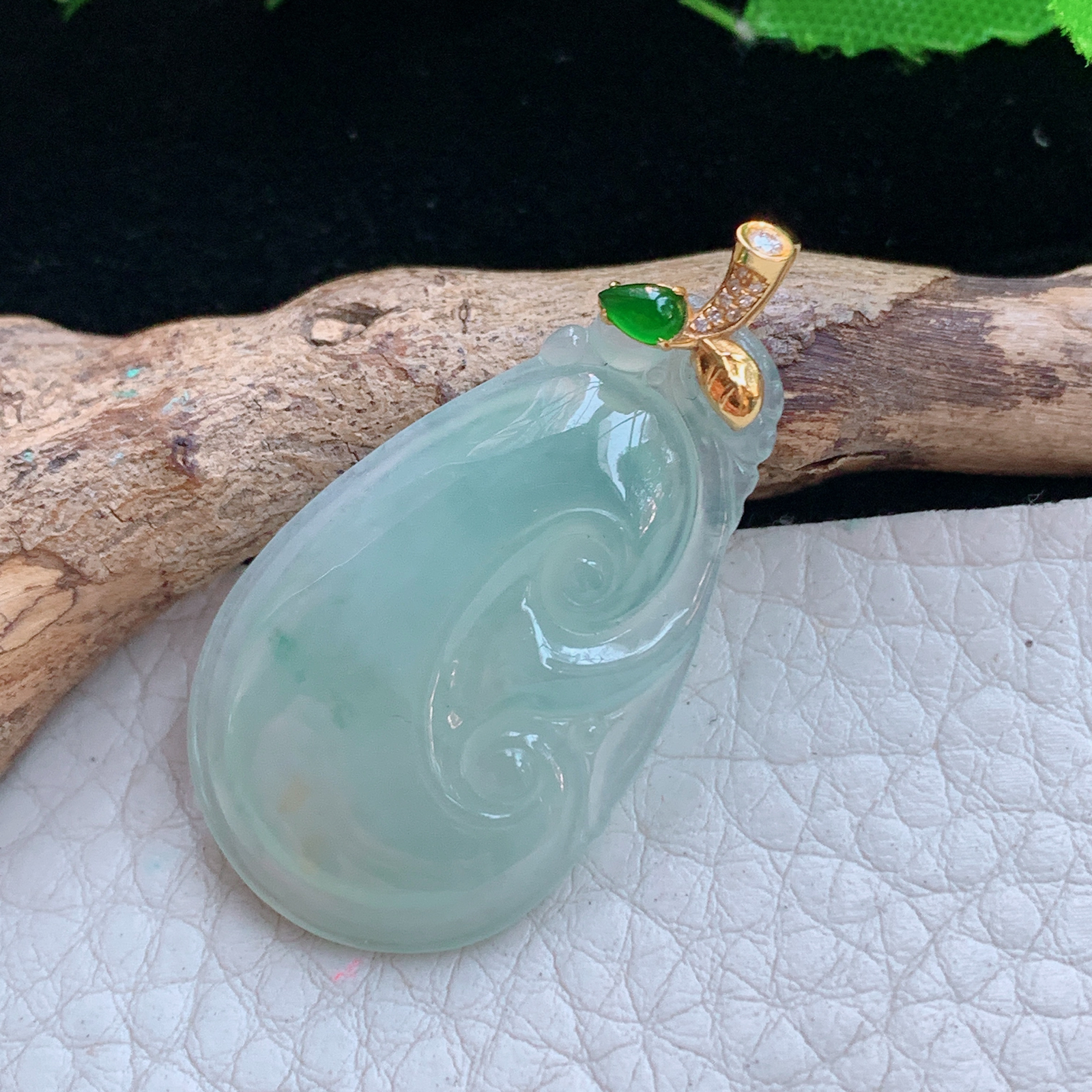 gp实拍38*20*5.2缅甸翡翠a货精雕冰晴如意玉吊坠 玉挂件