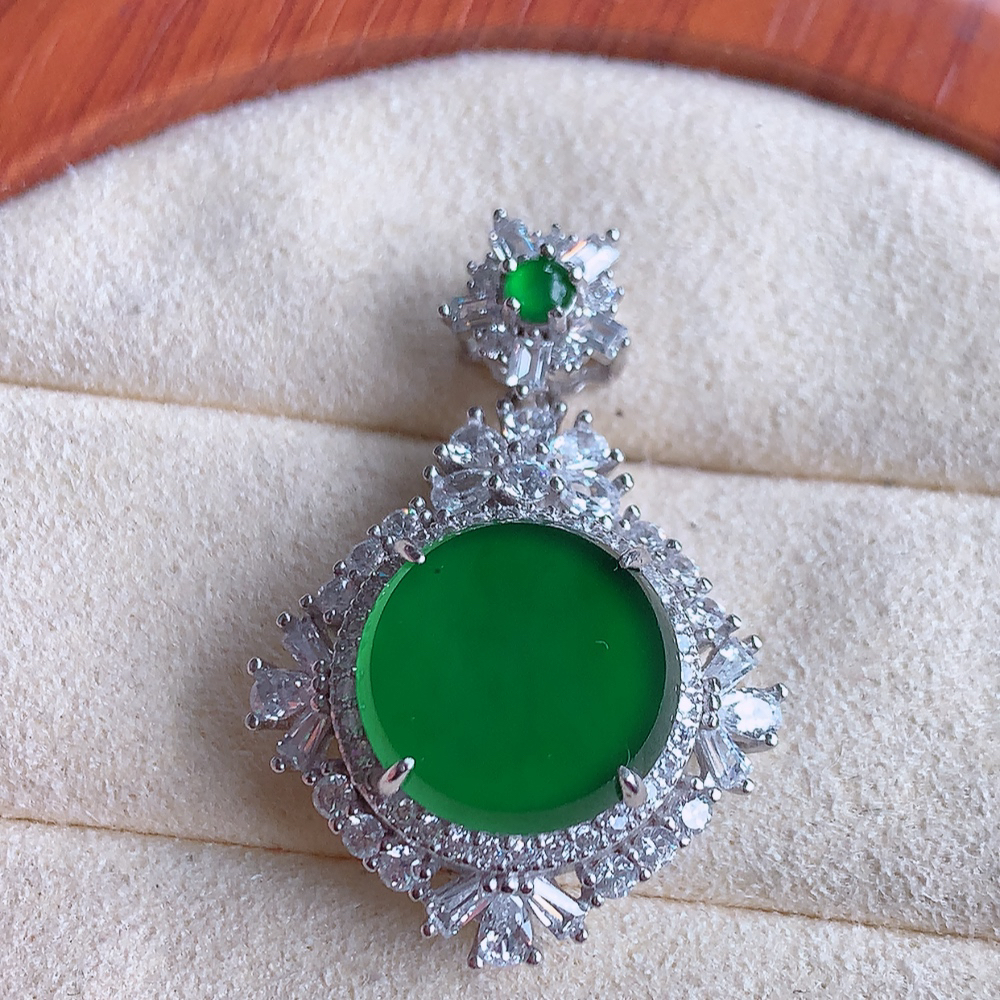 冰润满绿无事牌翡翠吊坠，平平安安，万事如意，沁人心脾，清秀高雅，925银镶  W815.9  整体尺寸：30-21-8.5mm   裸石尺寸：12mm