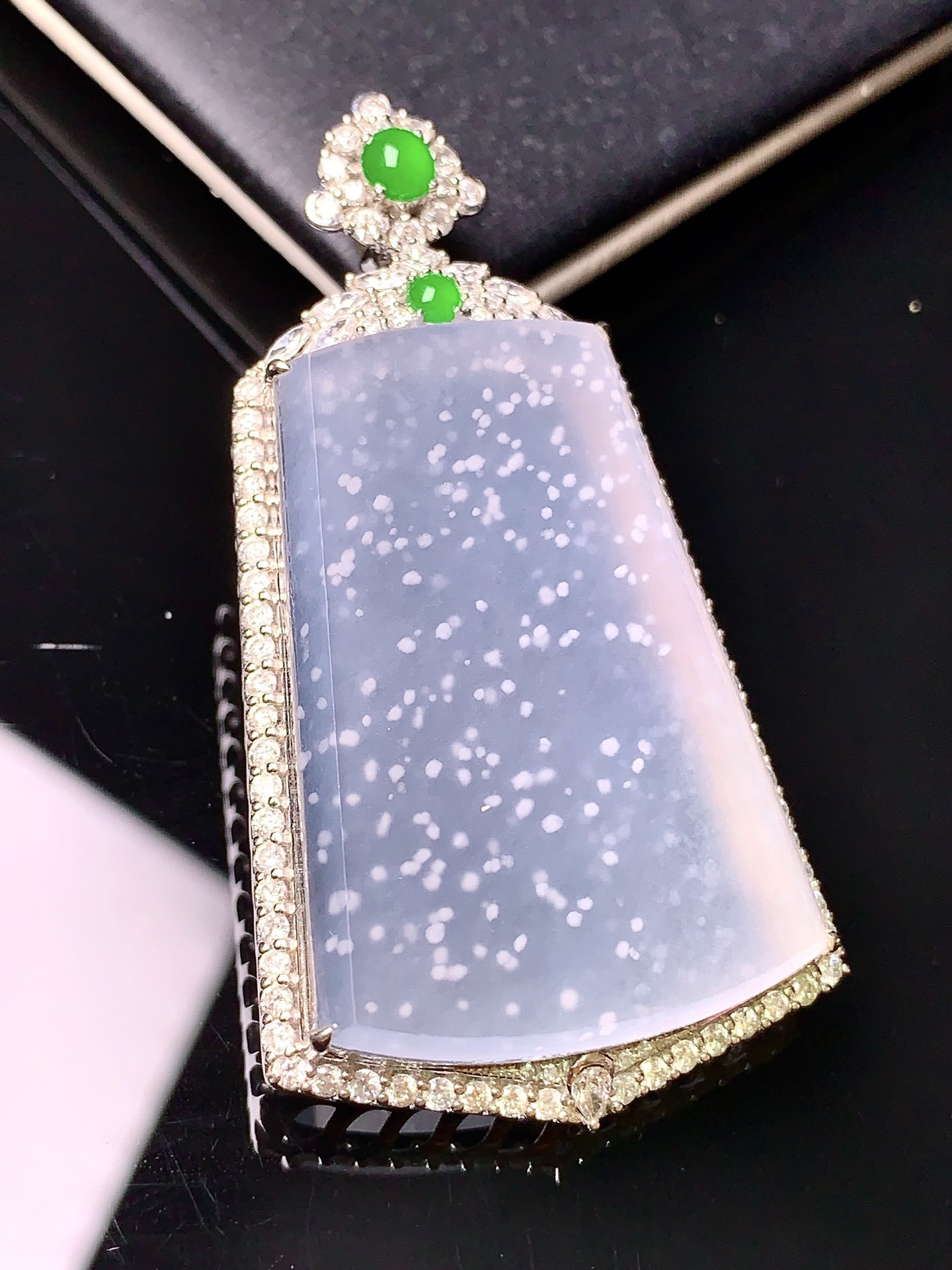 18k金钻镶嵌木那料雪花棉无事牌吊坠 玉质细腻 色泽清新艳丽 整体尺寸53.2*28.5*9.5t1