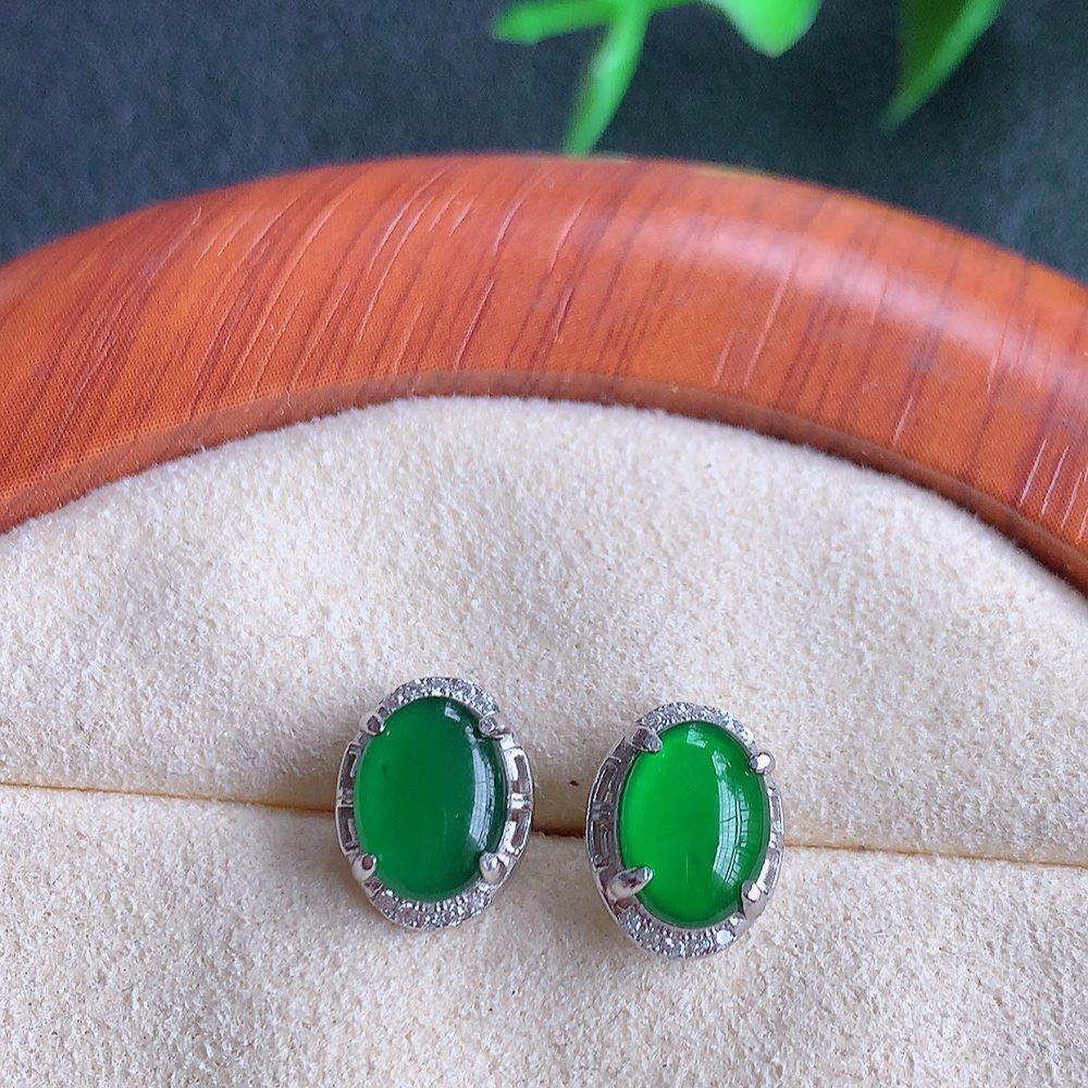 冰透满绿翡翠耳坠，自然光实拍，翠色灵动，颜色漂亮，种老水足，品相佳，佩戴佳品！W815.9  取一尺寸：9.8-7.8-3.5mm  裸石尺寸：8-6mm