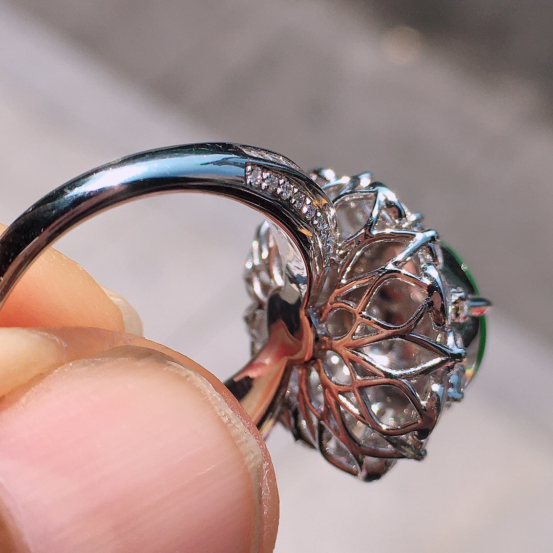 阳绿蛋面戒指，色泽均匀艳丽，玉质细腻，荧光感超
强，饱满圆润，尽显优雅气质，18k
金豪华镶嵌