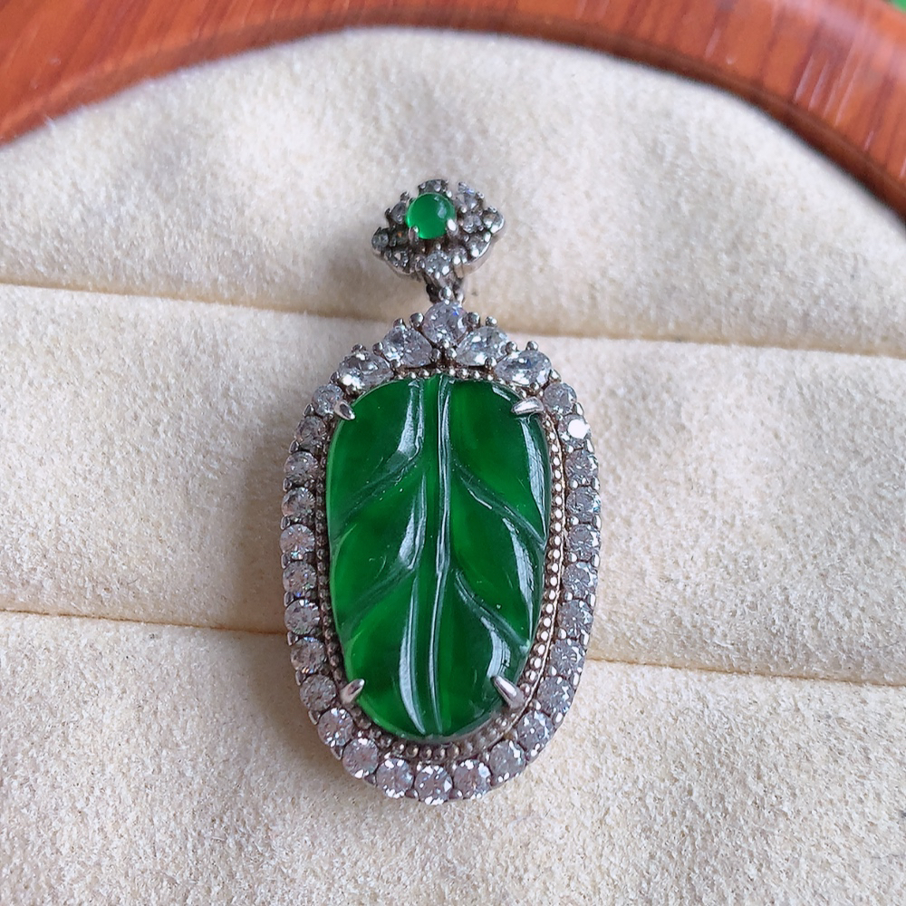 精美925银镶冰润满绿金枝玉叶翡翠吊坠  老种起胶感  飘花灵动  寓意“金枝玉叶，大业有成，一夜成名”  饱满大气，水润通透。W481.9 整体尺寸： 33-16-7.8mm   裸石尺寸：18-12mm
