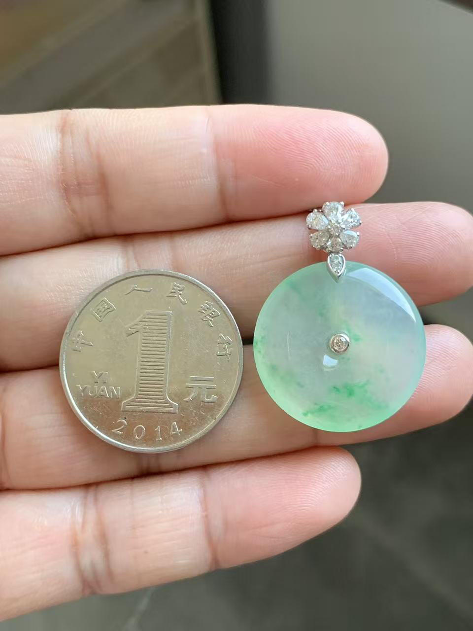 冰飘阳绿花平安扣

裸石22.8*22.8*4.5 整体长度30.6mm
18k金钻石镶嵌