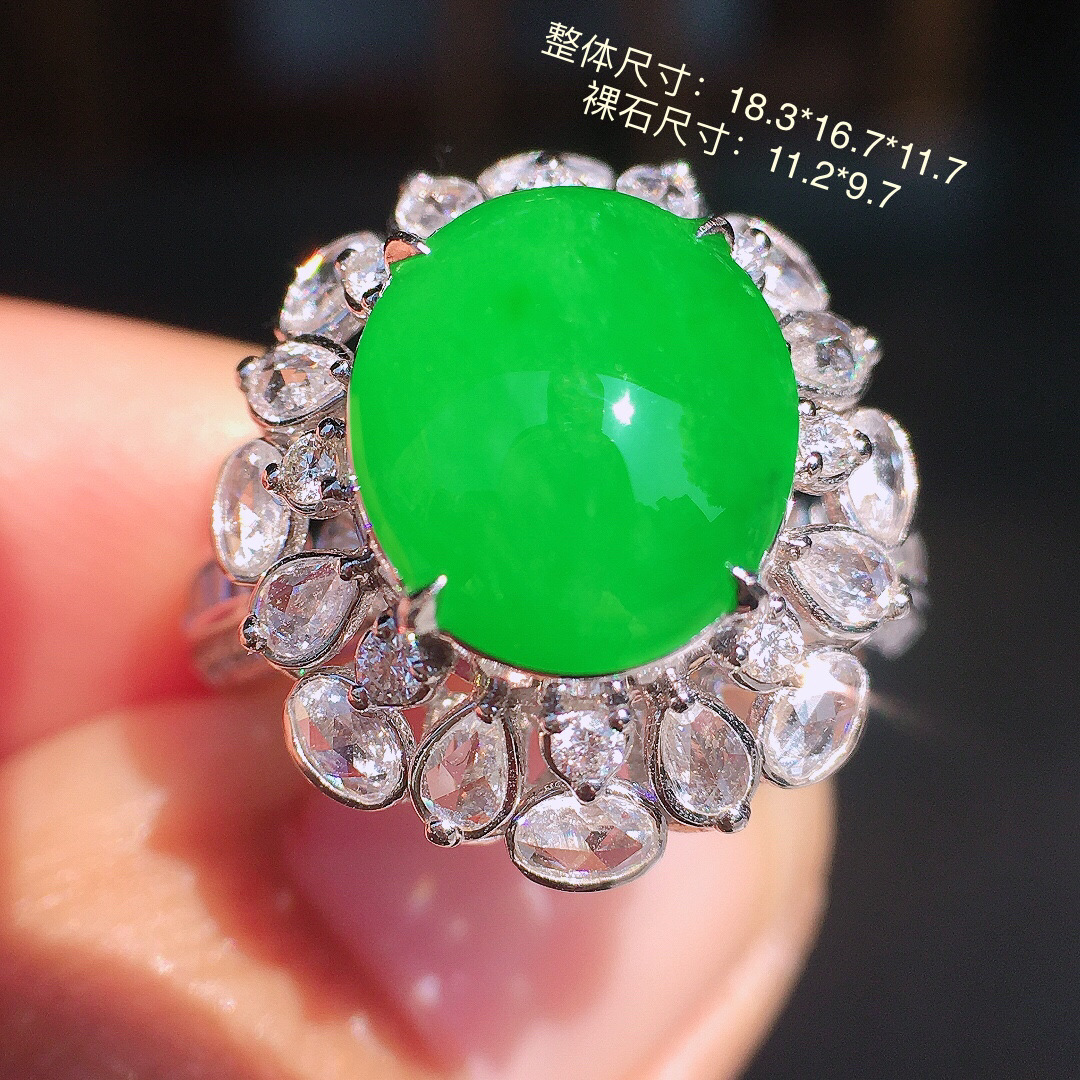 阳绿蛋面戒指，色泽均匀艳丽，玉质细腻，荧光感超
强，饱满圆润，尽显优雅气质，18k
金豪华镶嵌