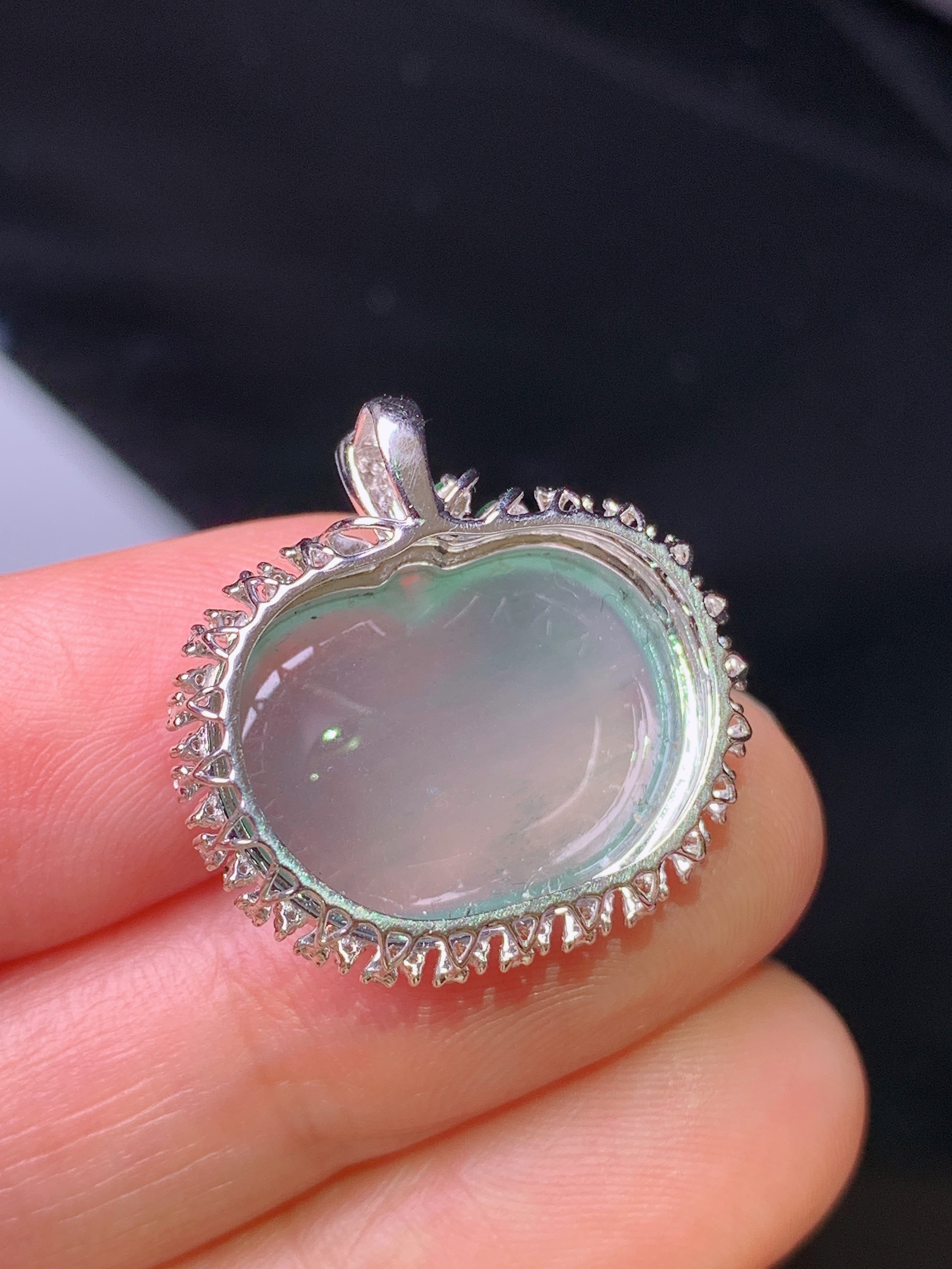 18k金钻镶嵌冰种苹果吊坠 玉质细腻 色泽艳丽 整体尺寸21.5*21.5*8.5x2