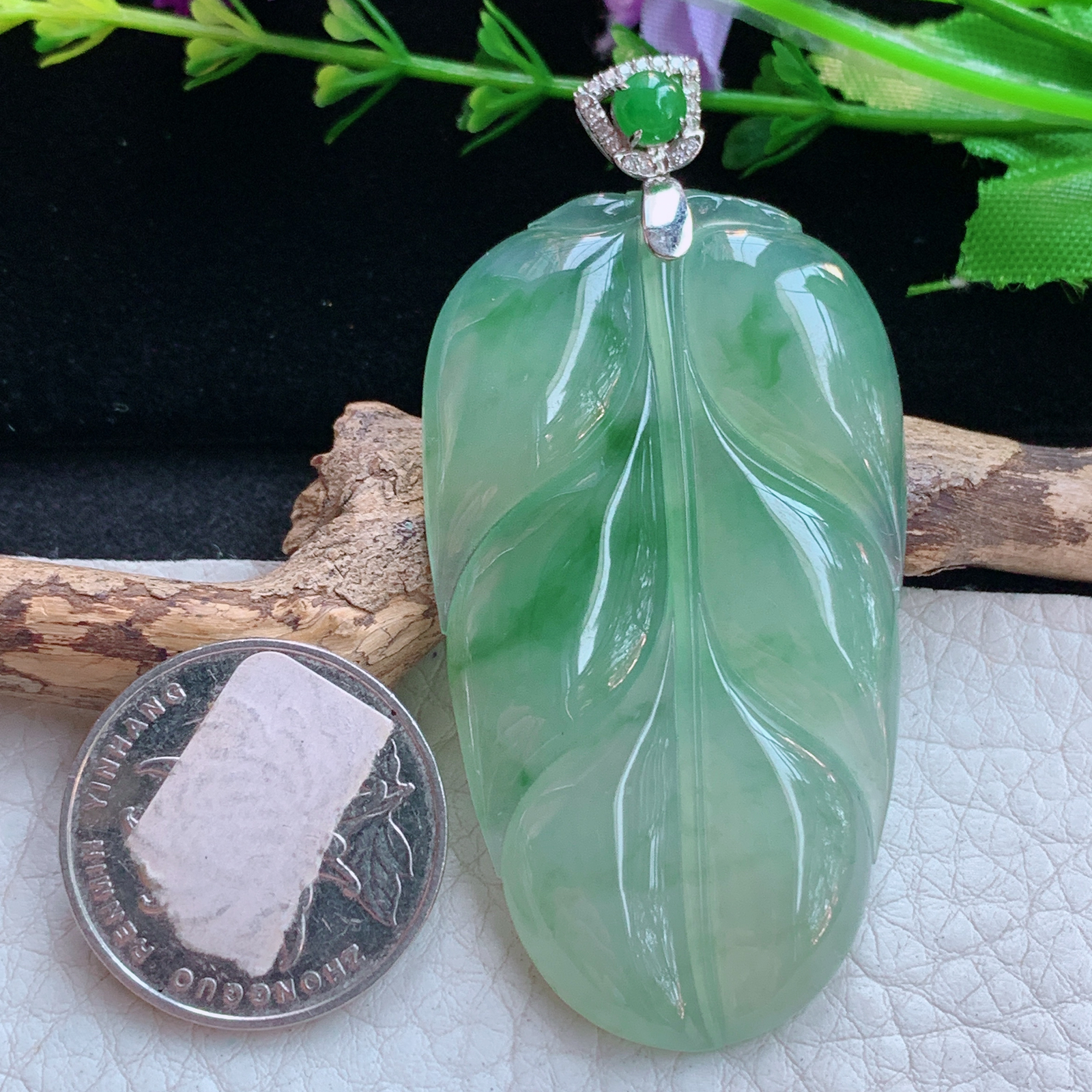 gp实拍66*5.*32.6*5.5缅甸翡翠a货精雕冰飘花大叶子玉吊坠 玉挂件