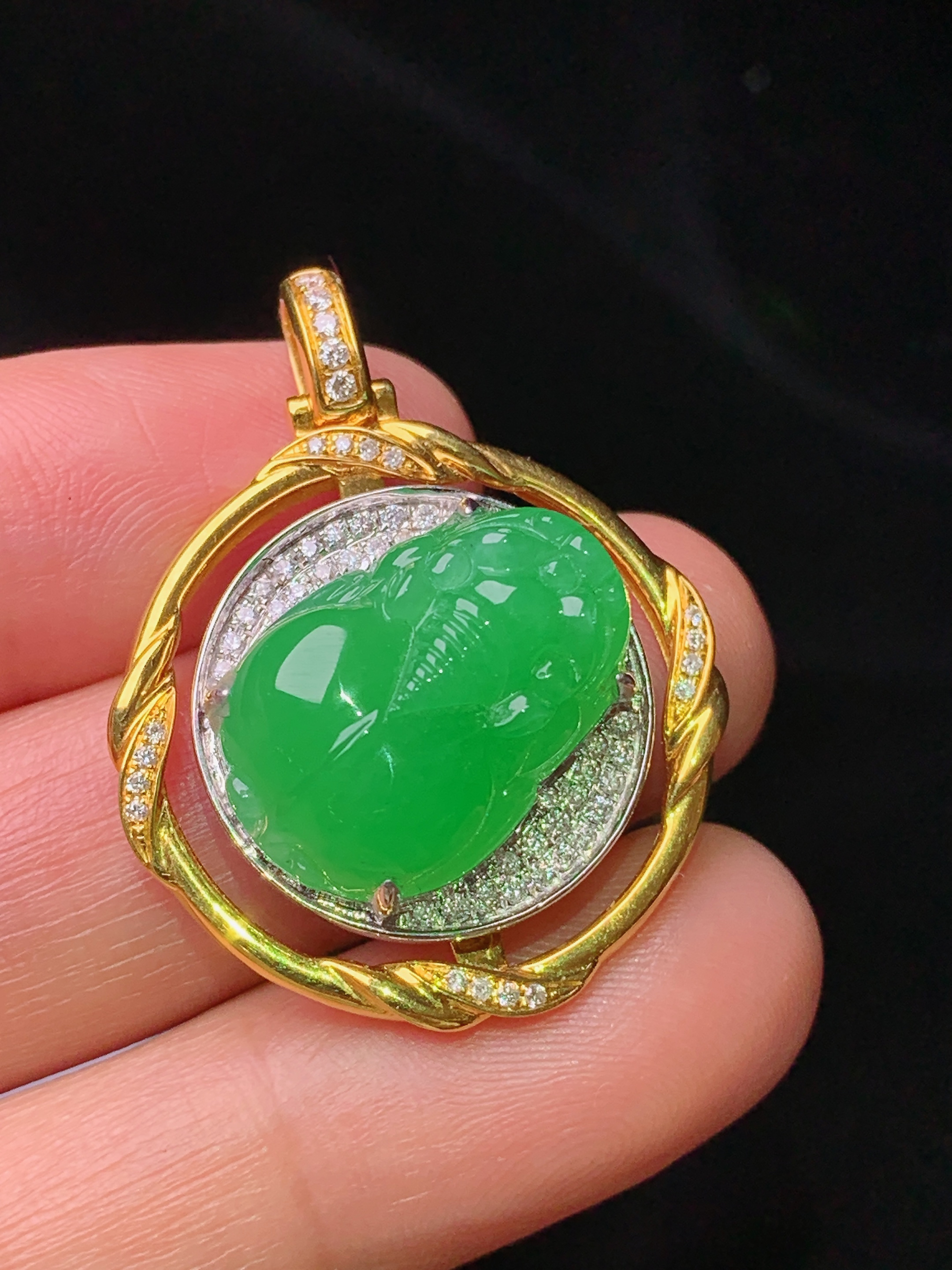 18k金钻镶嵌满绿貔貅吊坠 玉质细腻 色泽艳丽 整体尺寸33*25*9.8t3