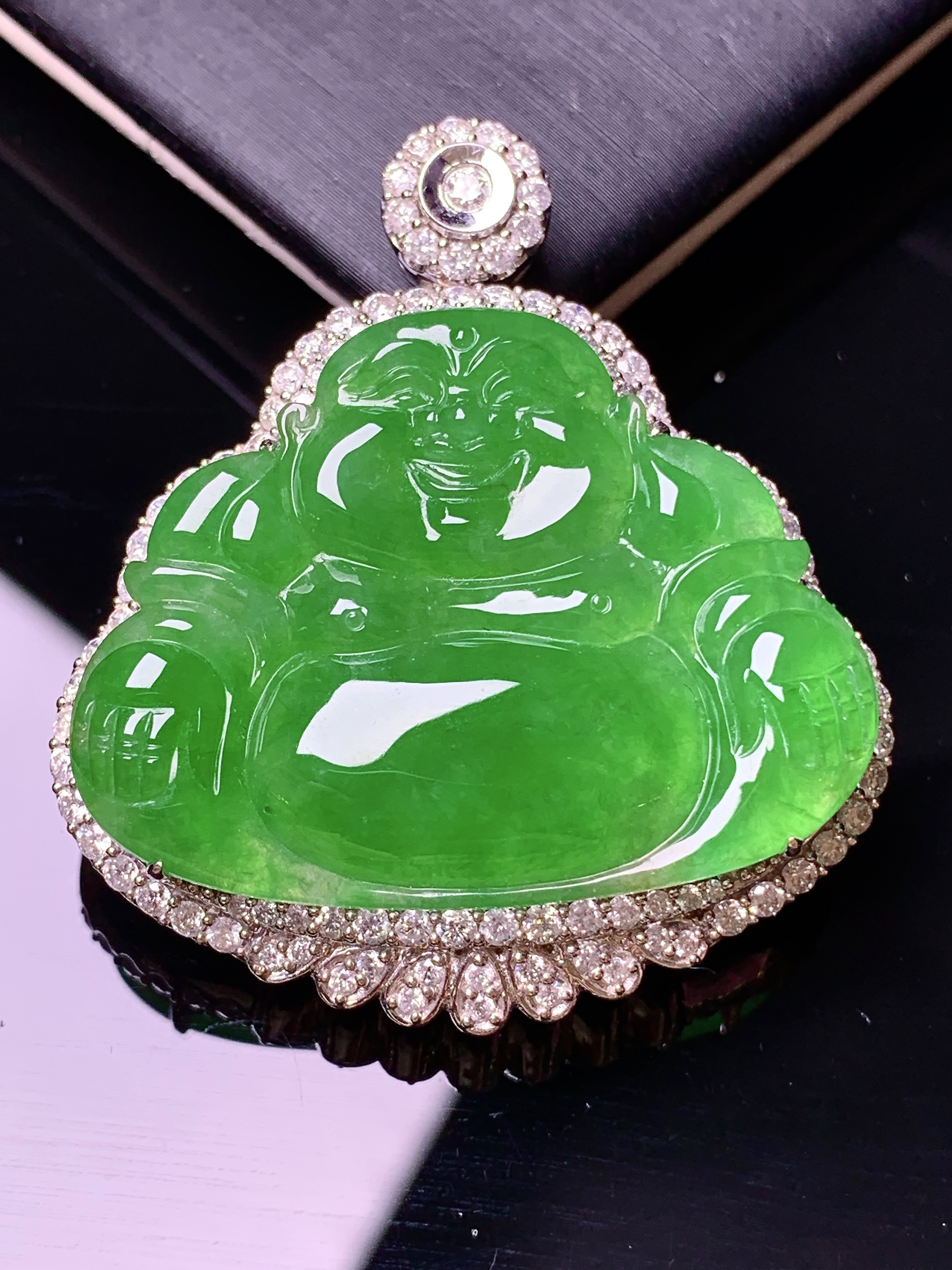 18k金钻镶嵌翠绿佛公吊坠 玉质细腻 色泽艳丽 整体尺寸42.7*37.6*13t3