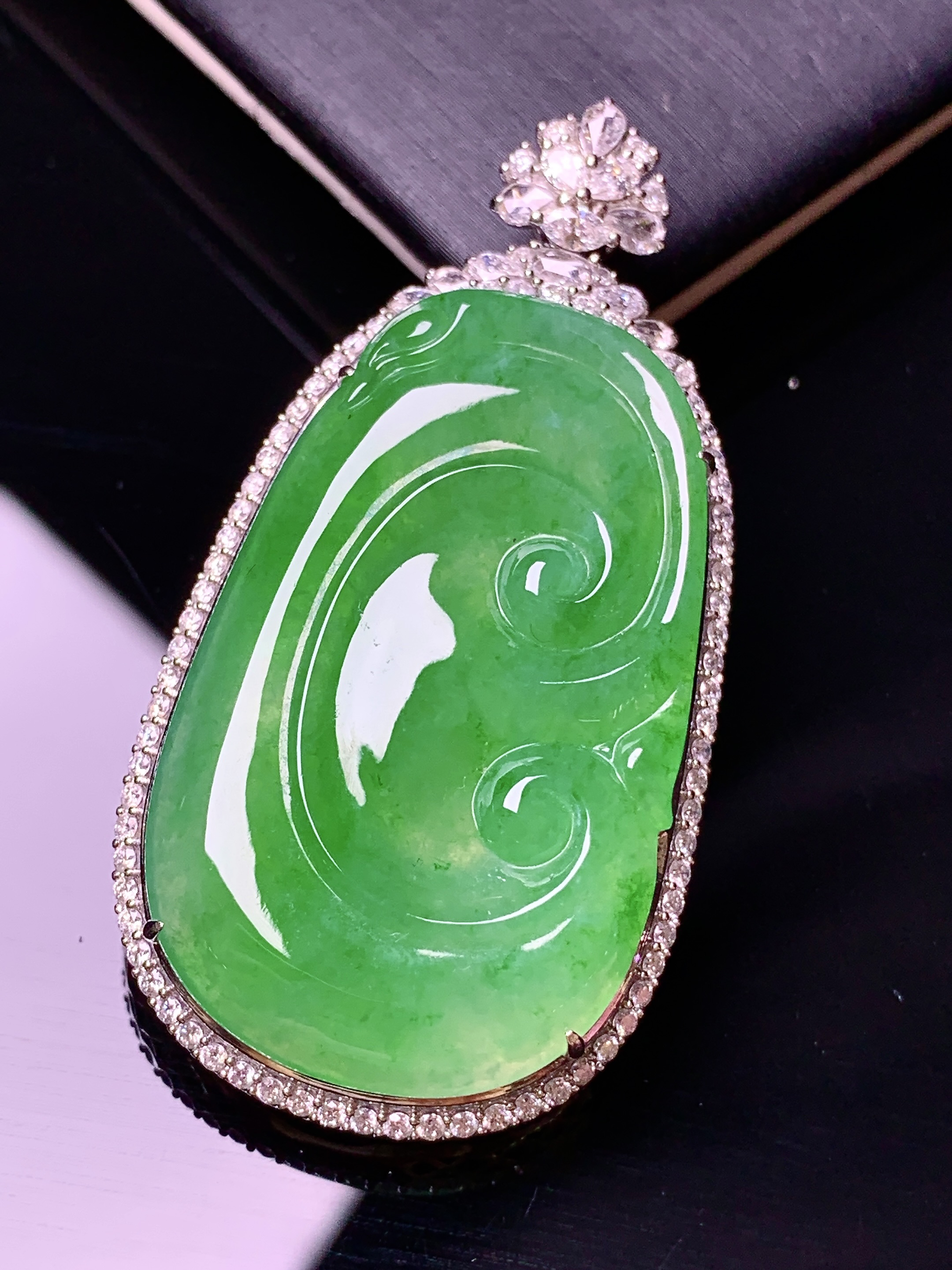 18k金钻镶嵌翠绿如意吊坠 玉质细腻 色泽艳丽 整体尺寸50.5*26.3*12.5t3