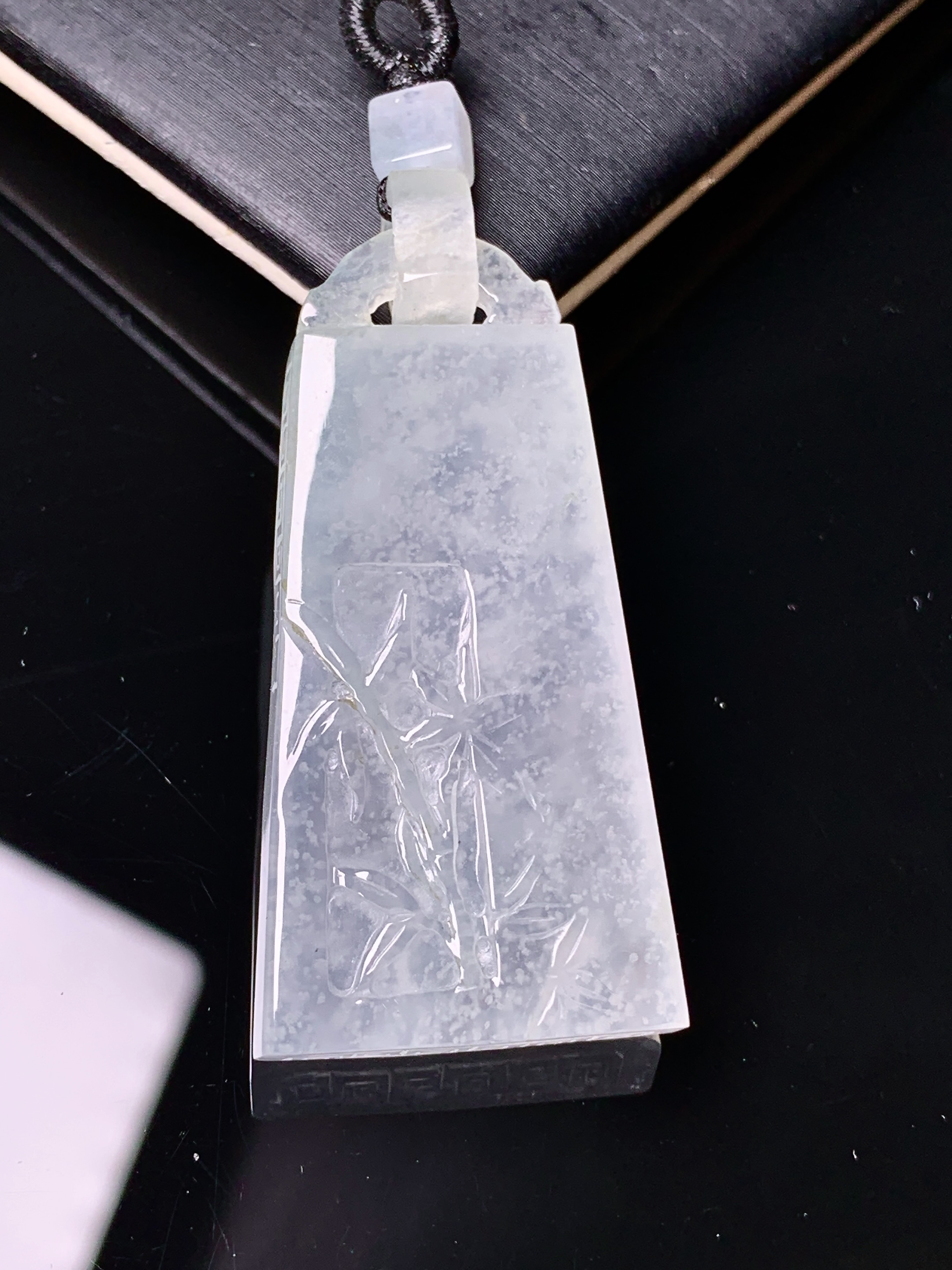 冰种竹节牌吊坠 玉质细腻 色泽艳丽清新 水润亮眼 整体尺寸42*20.8*5.8j1