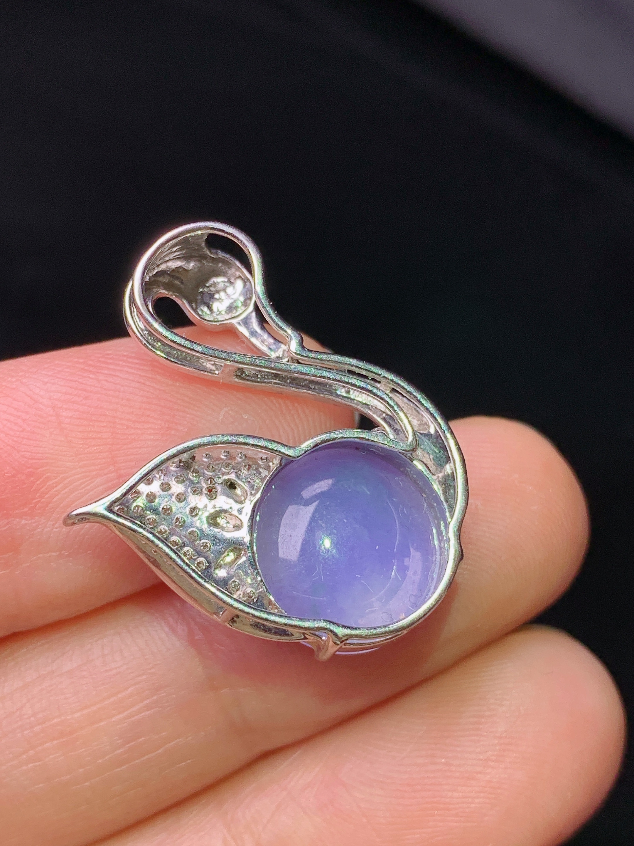 18k金钻镶嵌紫罗兰蛋面吊坠 玉质细腻 色泽艳丽 整体尺寸24.3*21.5*8x2