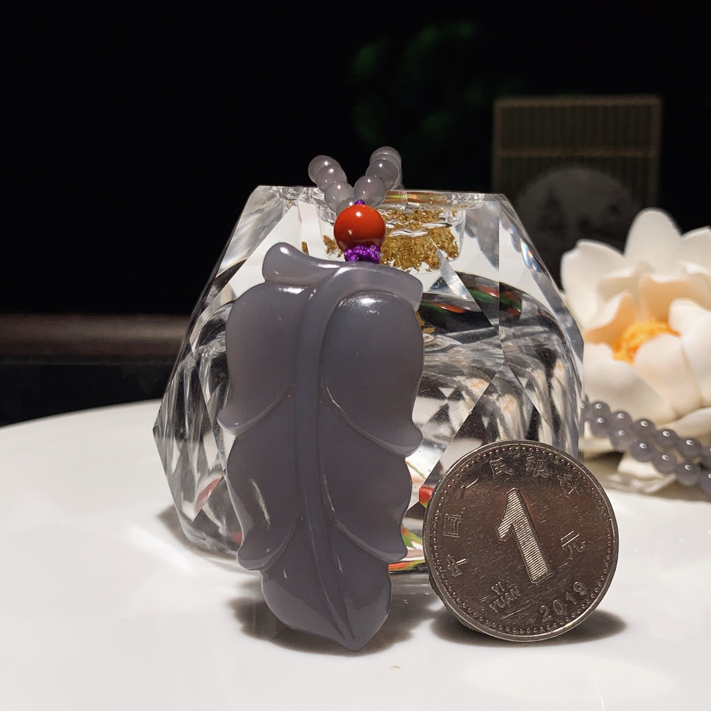 和田玉青海料烟紫金枝玉叶挂件。尺寸46/23/6重26.3克 玉质细腻油润 底色纯净 脂粉好，品质好。lt260309