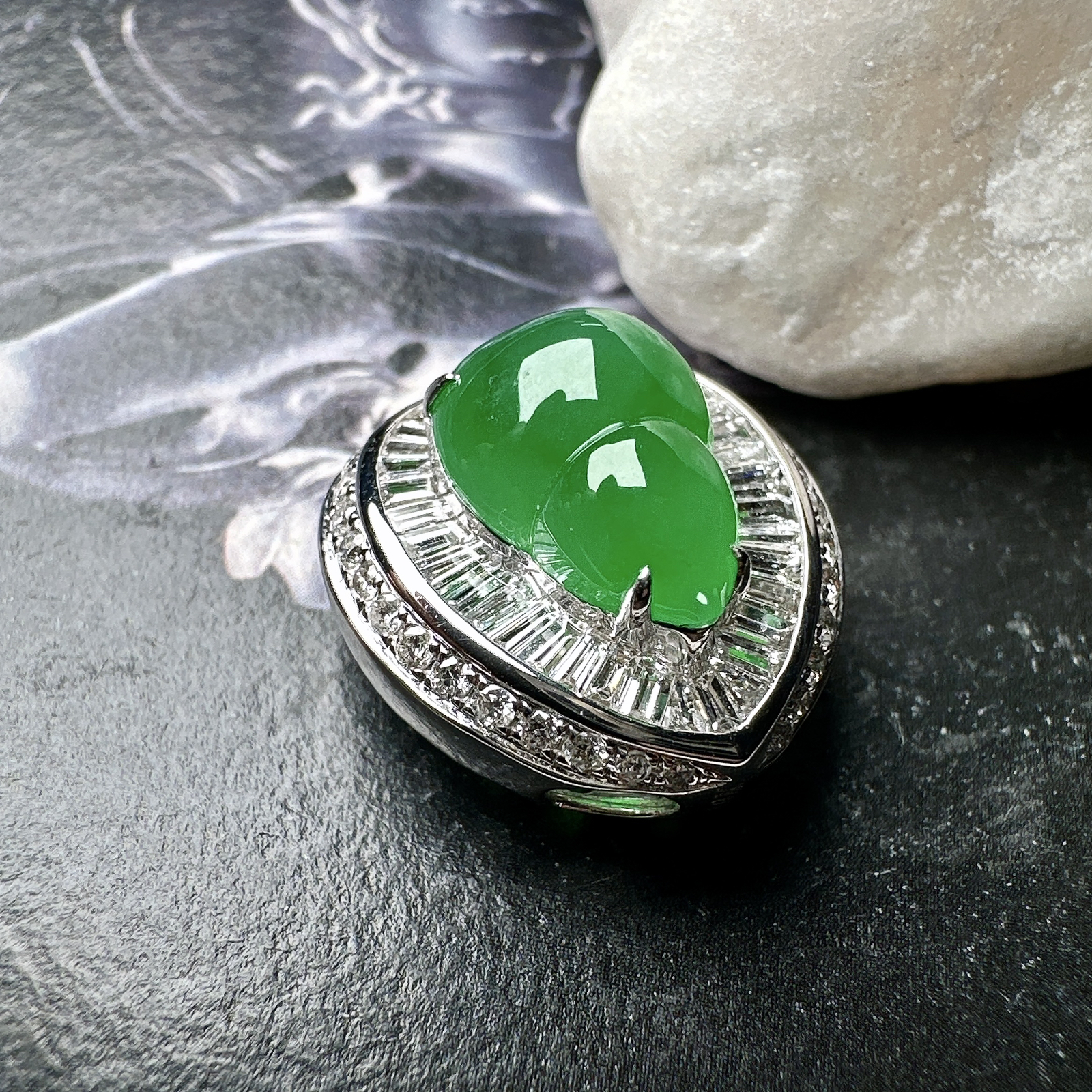 【冰种满绿葫芦吊坠、手链两用款】质地细腻，冰润起光，胶感强烈，冰感明显，18K金钻精美镶嵌，裸石尺寸11.3*7.8*5.3毫米