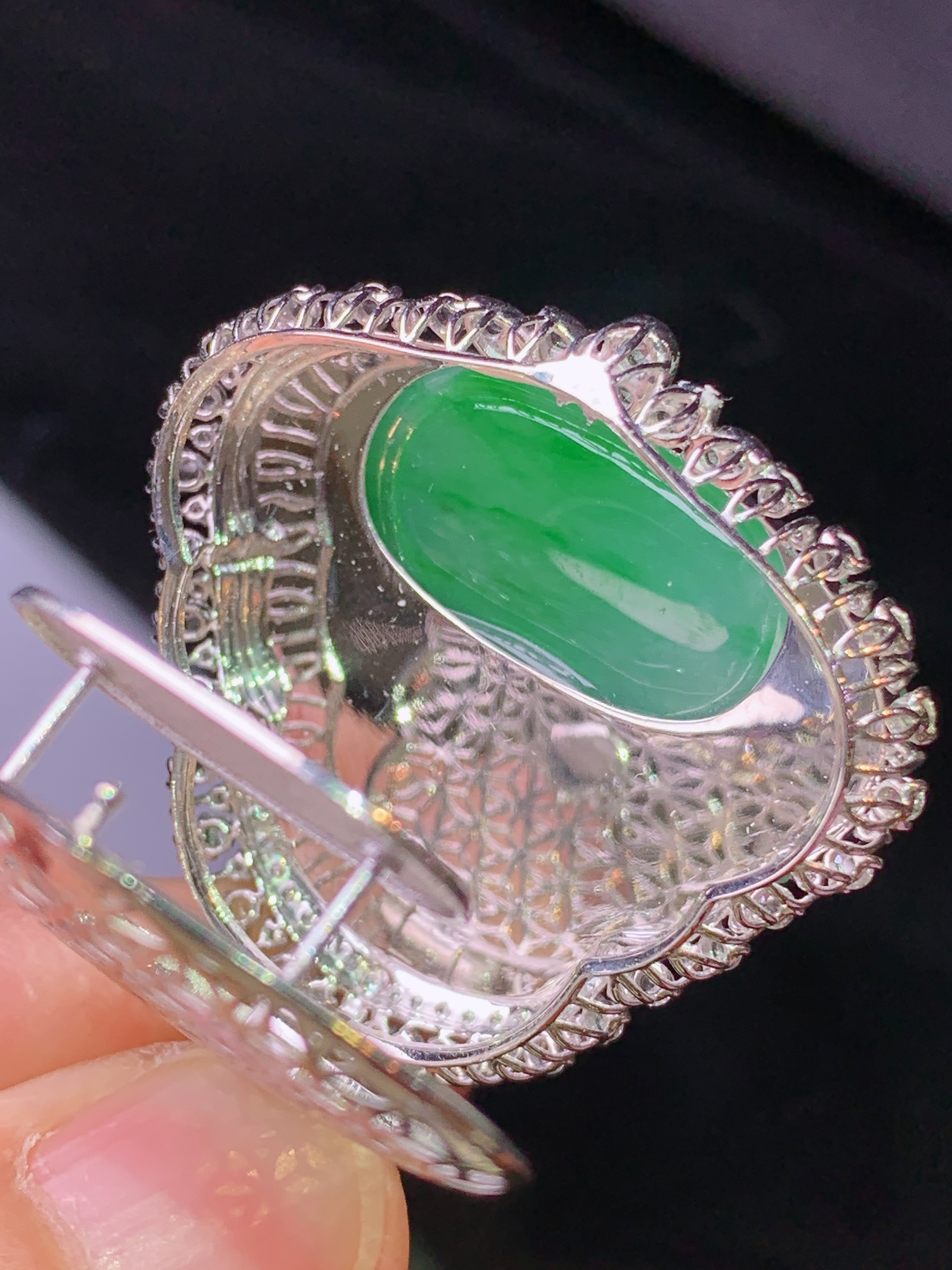 18k金钻镶嵌翠绿佛公吊坠 玉质细腻 色泽艳丽 整体尺寸41*33.2*11.8x2