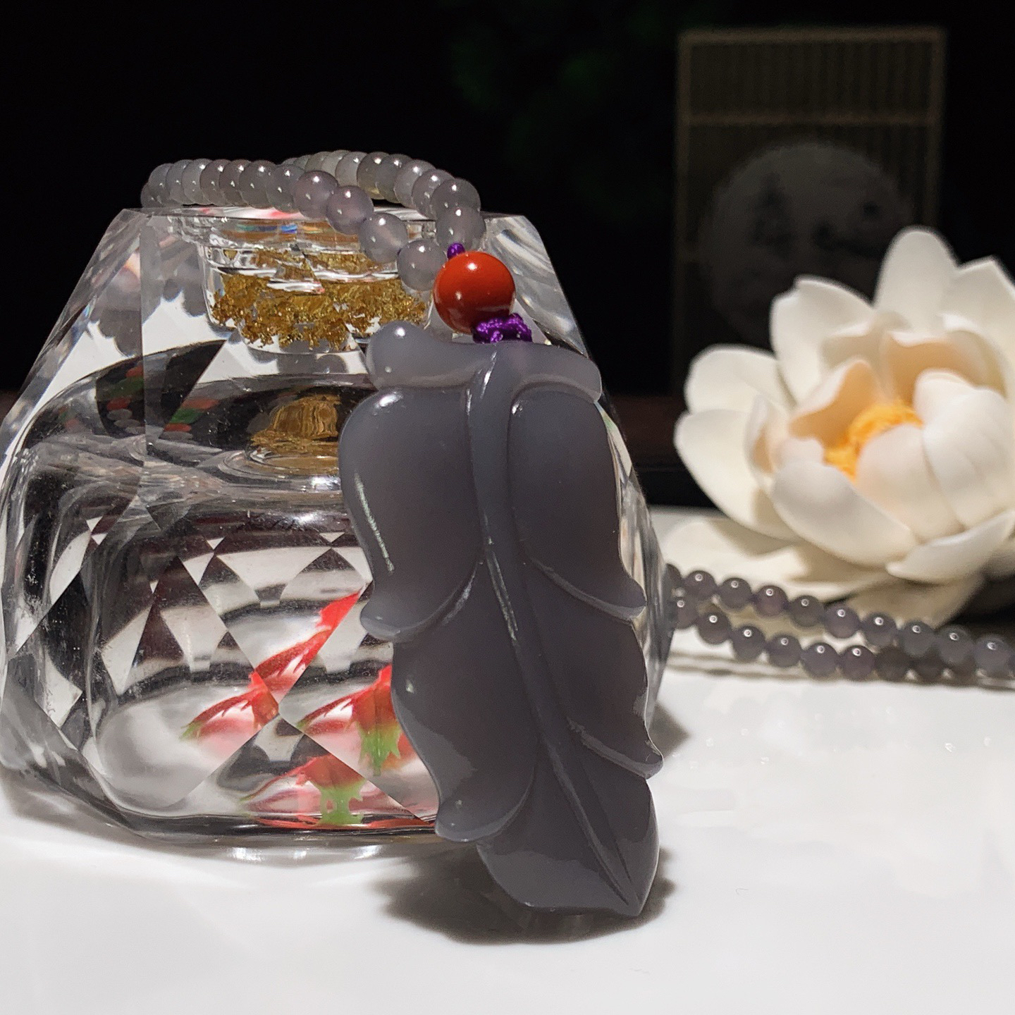 和田玉青海料烟紫金枝玉叶挂件。尺寸46/23/6重26.3克 玉质细腻油润 底色纯净 脂粉好，品质好。lt260309