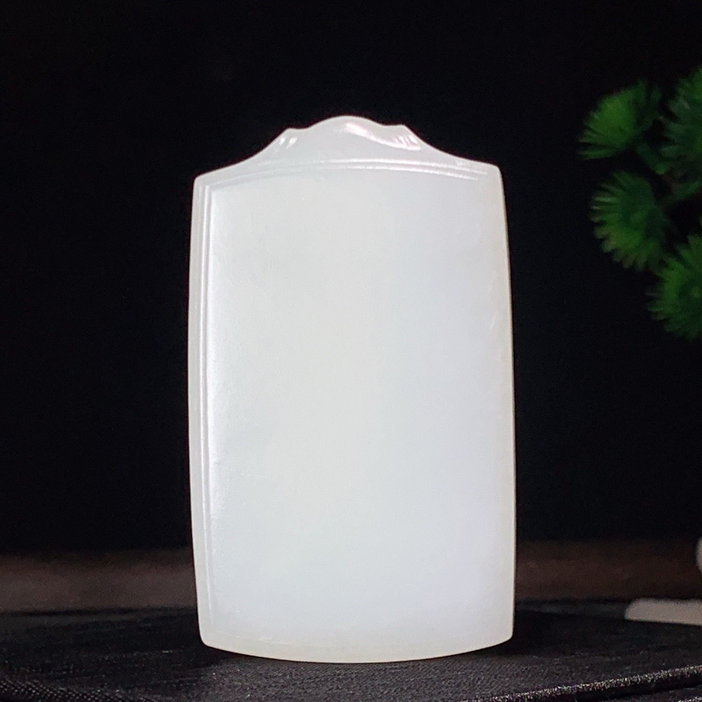 新疆和田玉羊脂白玉文殊观音挂件。尺寸59/35/11重56.5克。玉质细腻油润。手推出油。佩戴高端典雅。lt260310