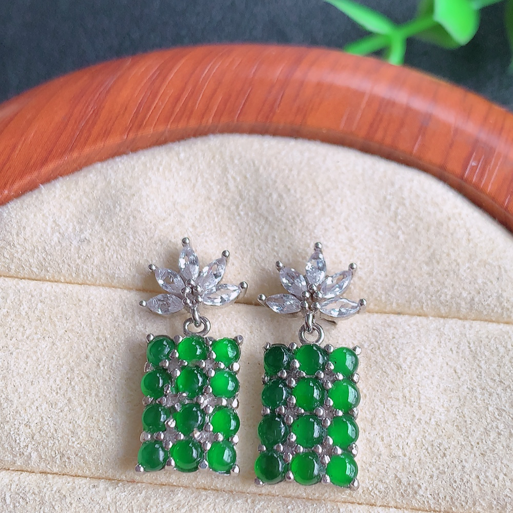 冰透满绿翡翠耳坠，自然光实拍，翠色灵动，颜色漂亮，种老水足，品相佳，佩戴佳品！W815.9  取一尺寸：22.3-8.8-3mm  裸石尺寸：2.5mm