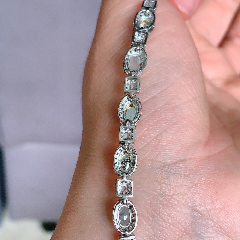 冰润翡翠多宝蛋面手链，水水润润，珠圆玉润，颜色鲜艳，妙明清净，清秀高雅，佩戴效果优雅迷人！性价比超值 W815.9  尺寸：68-5.8-5.6mm  取一裸石尺寸：5.8-4mm