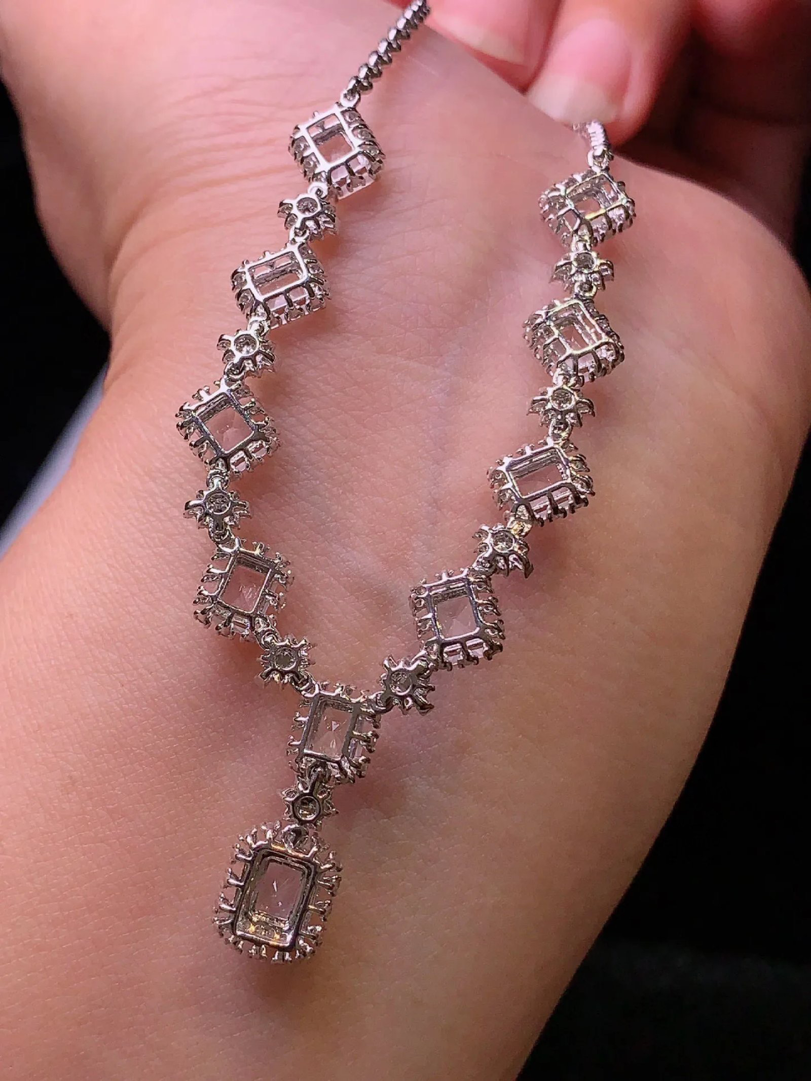 18k金钻镶嵌冰种菱形项链 玉质细腻 色泽艳丽 整体尺寸67.2*7.8*5.2t2