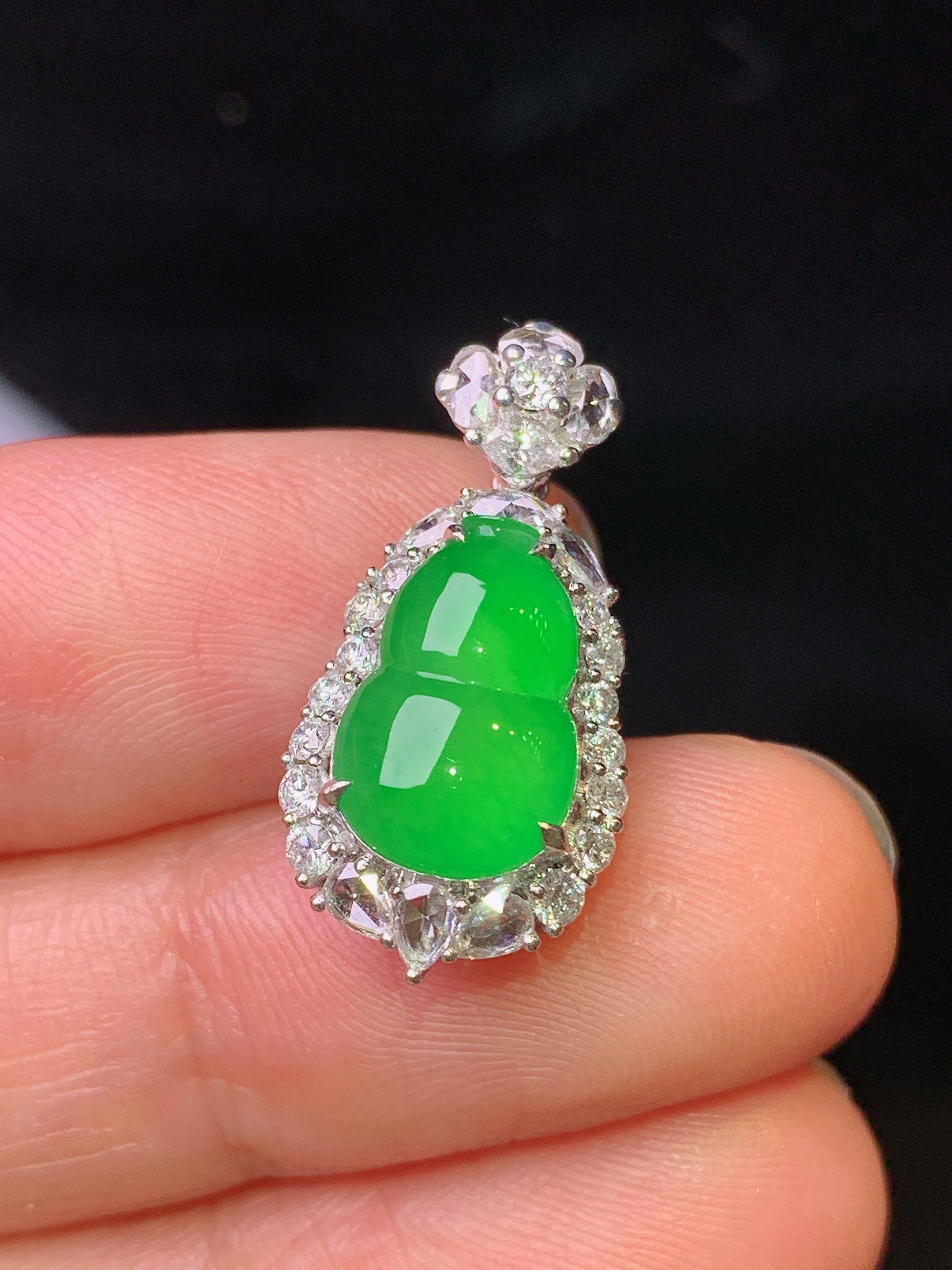 18k金钻镶嵌满绿葫芦吊坠 玉质细腻 色泽艳丽 整体尺寸23.3*11.3*8.8t2