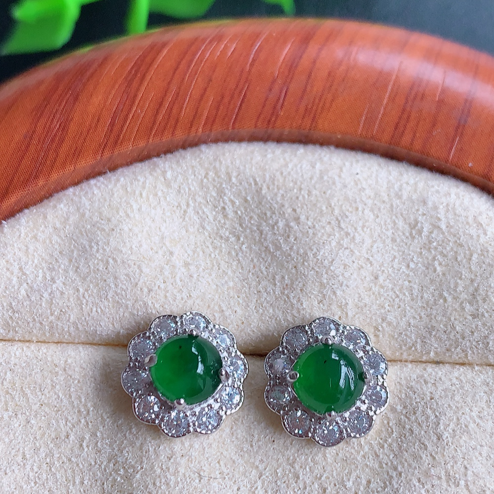 冰透满绿翡翠耳坠，自然光实拍，翠色灵动，颜色漂亮，种老水足，品相佳，佩戴佳品！W481.9  取一尺寸：10-5mm  裸石尺寸：5.5mm