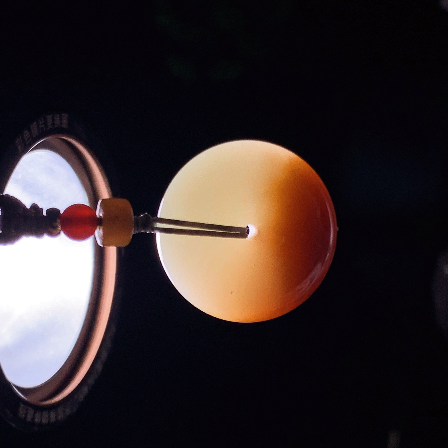 新疆和田玉白且末糖平安扣挂件。尺寸23/10重12.7克。玉质细腻油润。手推出油。佩戴高端典雅。lt260309