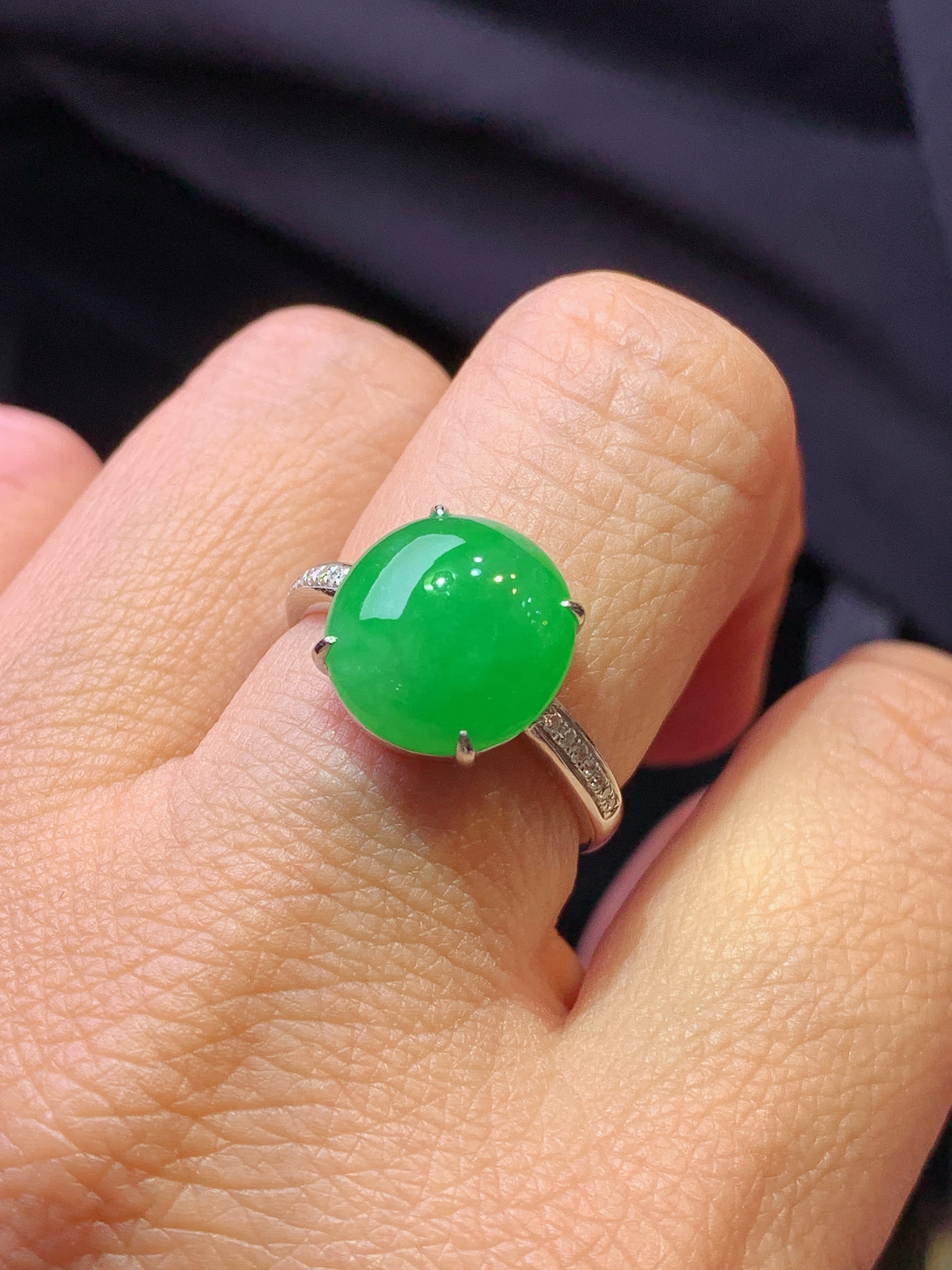 18k金钻镶嵌翠绿蛋面戒指 玉质细腻 色泽艳丽 圈口15 整体尺寸11.8*11*4y1