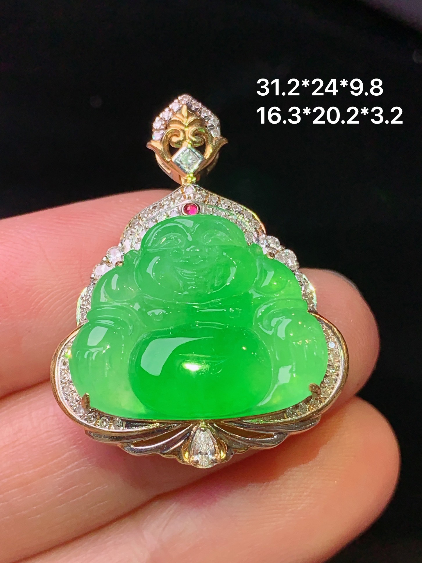 18k金钻镶嵌翠绿佛公吊坠 玉质细腻 色泽艳丽 整体尺寸31.2*24*9.8t2