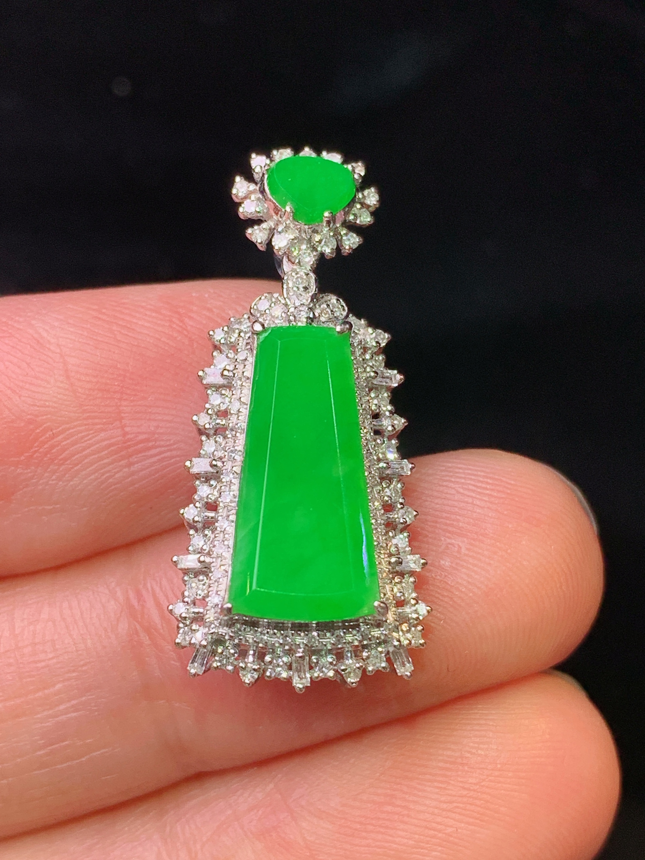 18k金钻镶嵌翠绿无事牌吊坠 玉质细腻 色泽艳丽 整体尺寸28.5*12.6*7.5x2