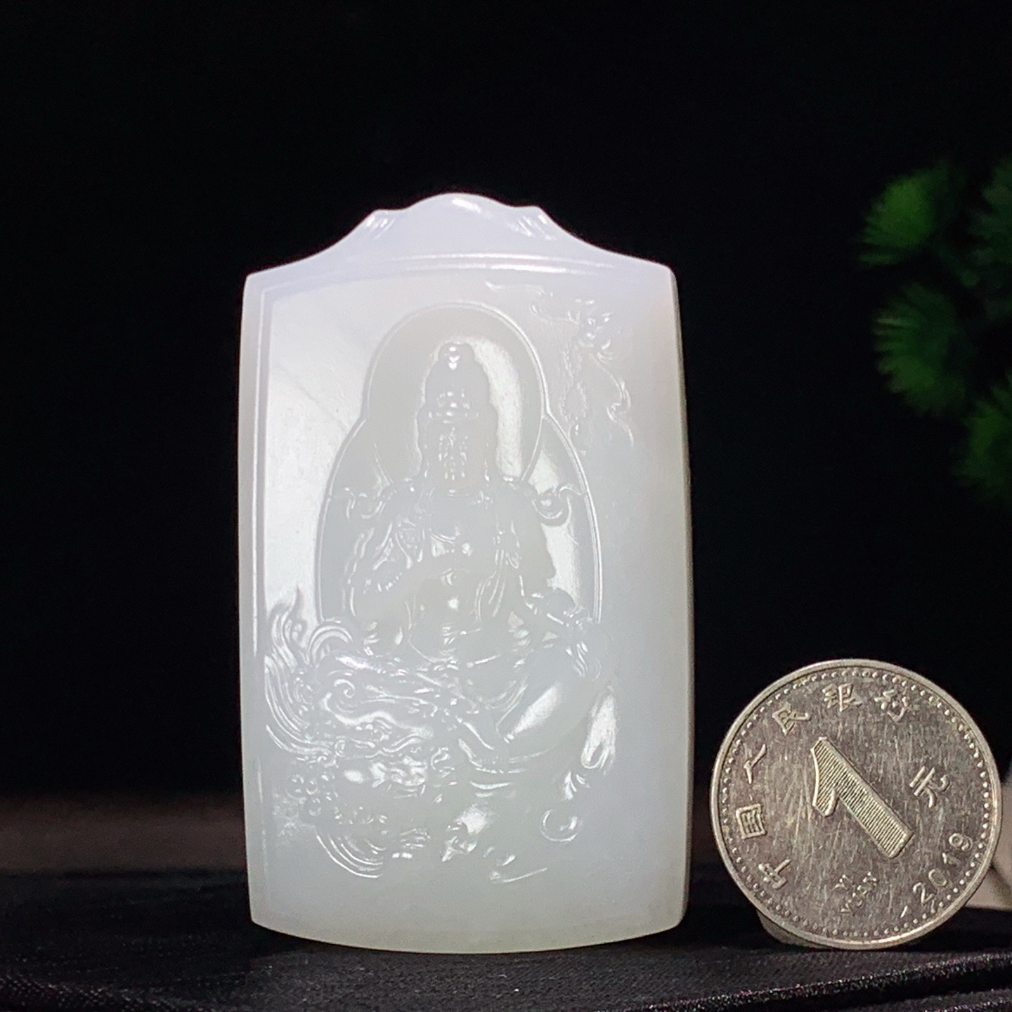 新疆和田玉羊脂白玉文殊观音挂件。尺寸59/35/11重56.5克。玉质细腻油润。手推出油。佩戴高端典雅。lt260310