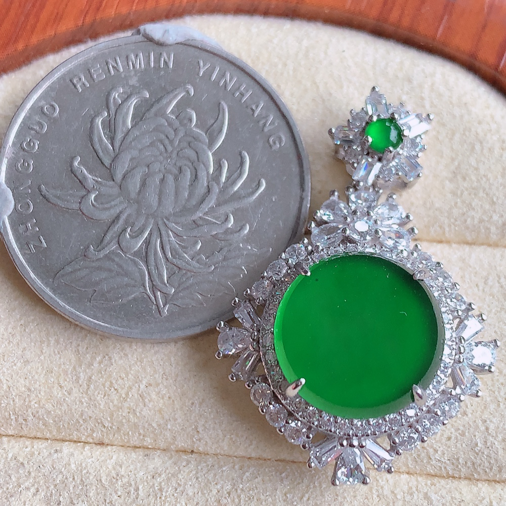 冰润满绿无事牌翡翠吊坠，平平安安，万事如意，沁人心脾，清秀高雅，925银镶  W815.9  整体尺寸：30-21-8.5mm   裸石尺寸：12mm