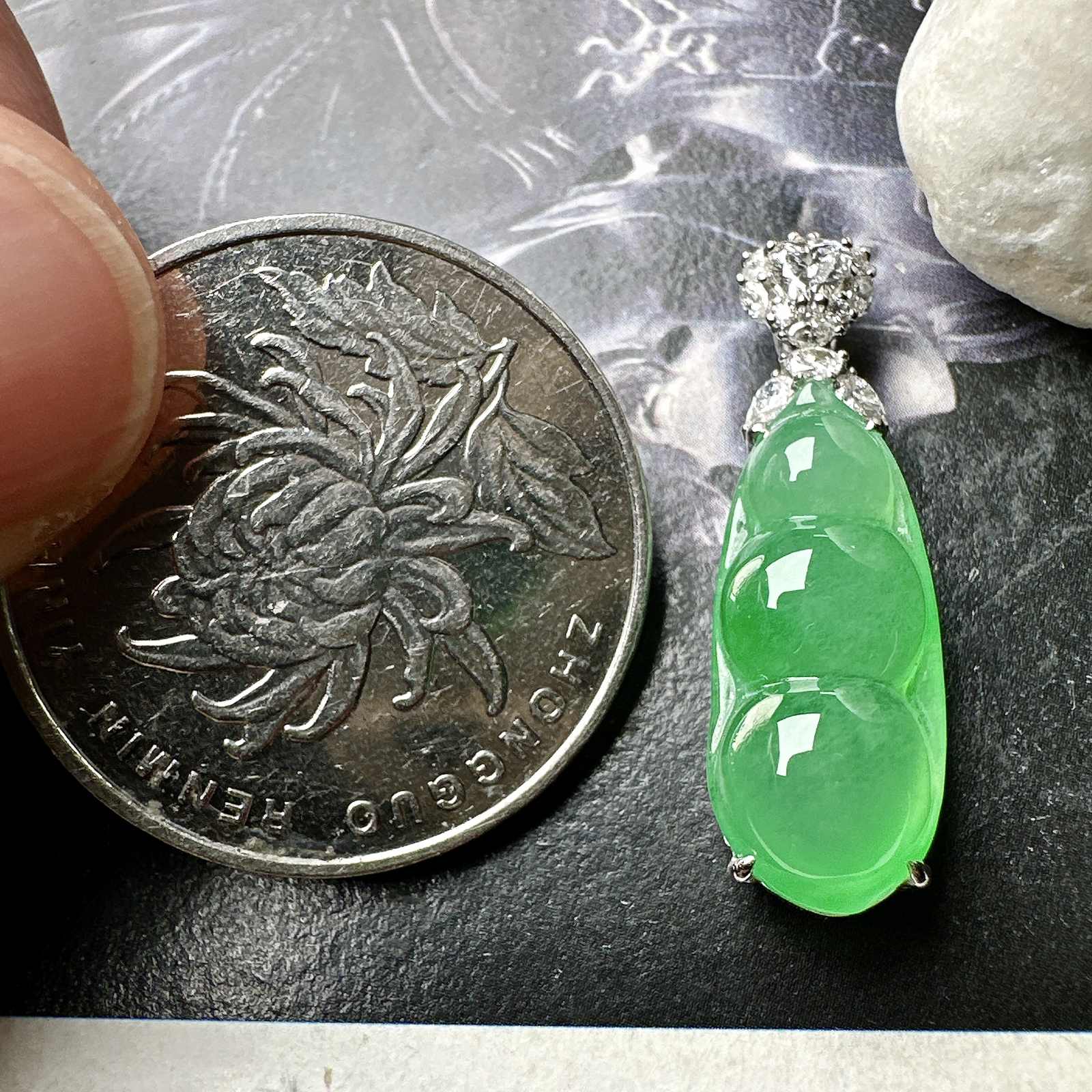 【冰种绿福豆吊坠】种地上乘，冰感十足，通透起光，饱满圆润，收藏品质，18k金钻镶嵌，裸石尺寸19.6*8.5*6毫米