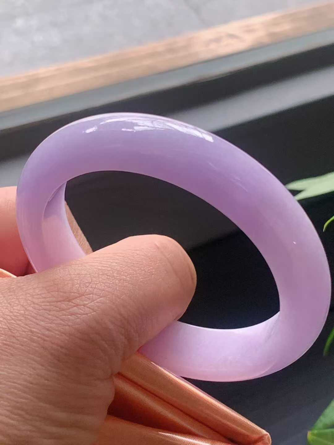 【翡翠名称】老坑种紫罗兰54.3正圈口手镯
【翡翠尺寸】适合正圈口佩戴
【翡翠描述】宝贝种老水足，玉质细腻，色泽靓丽，性价比高，佩戴效果好！
【其它赠送】权威证书/精美挂绳盒子/支持全国复检