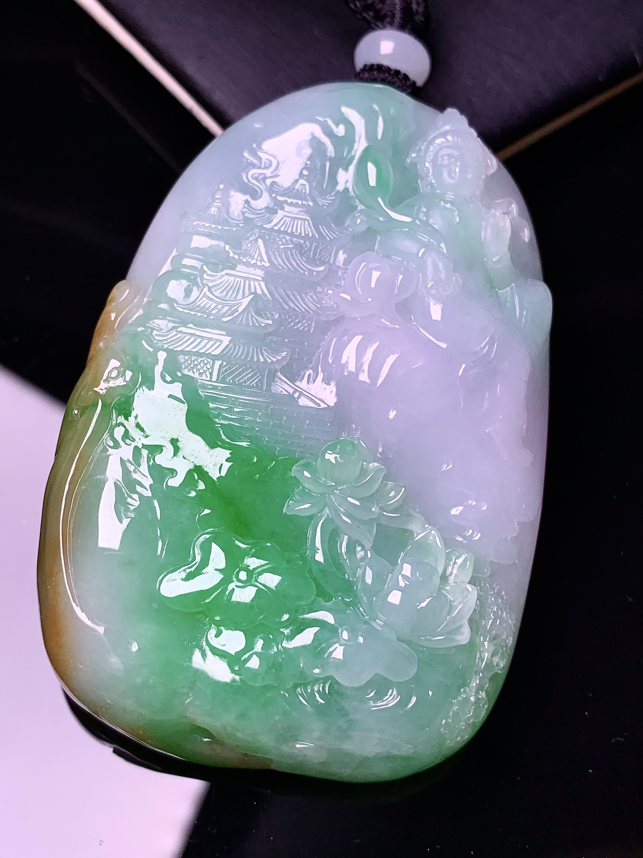 飘绿山水牌子吊坠 玉质细腻 色泽艳丽清新 水润亮眼 整体尺寸66.3*43.7*12.5L1