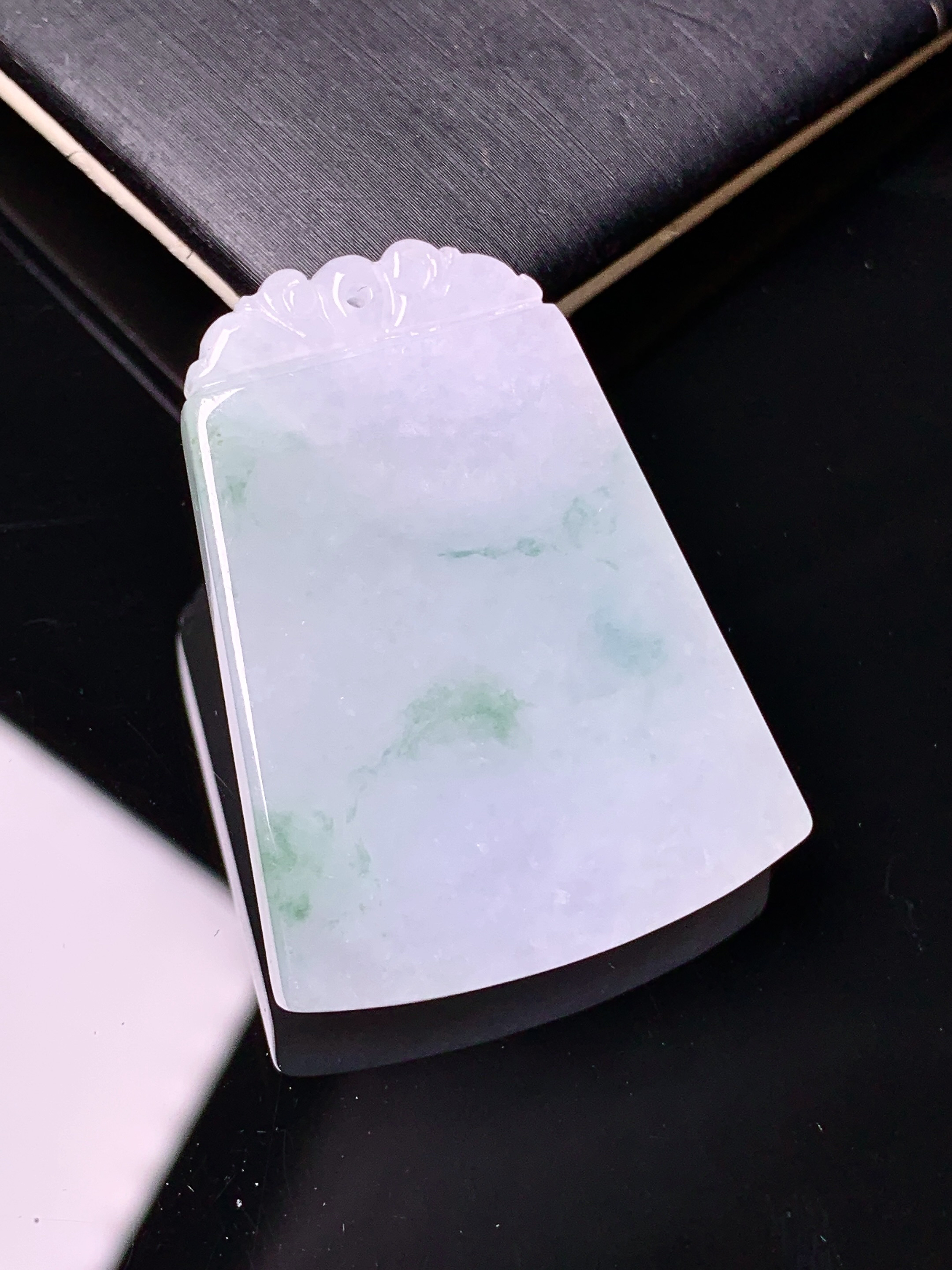 飘绿无事牌吊坠 玉质细腻 色泽艳丽清新 水润亮眼 整体尺寸37.5*28.2*5.3d1