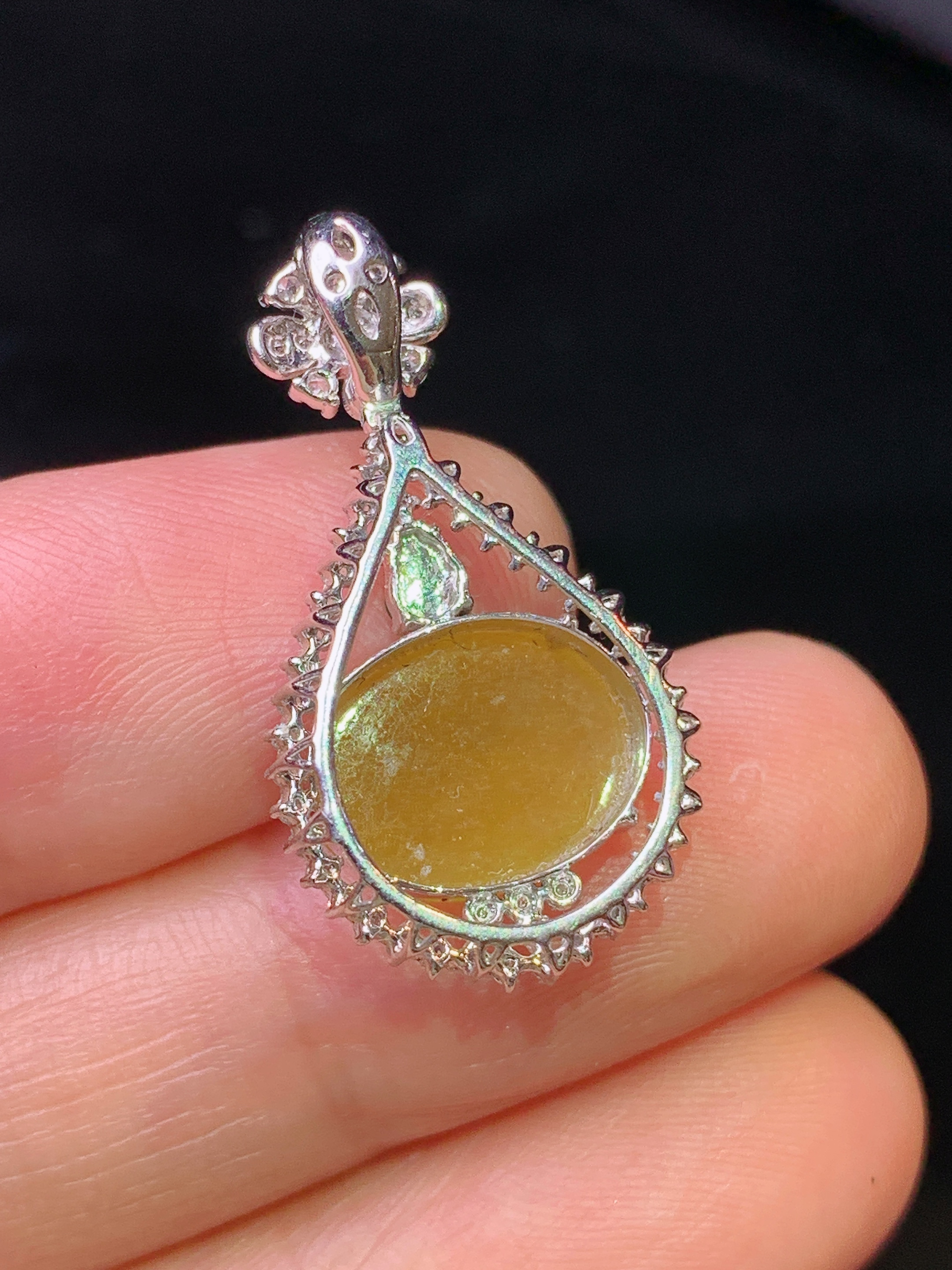 18k金钻镶嵌黄翡蛋面吊坠 玉质细腻 色泽艳丽 整体尺寸27.2*14.6*8.7x2